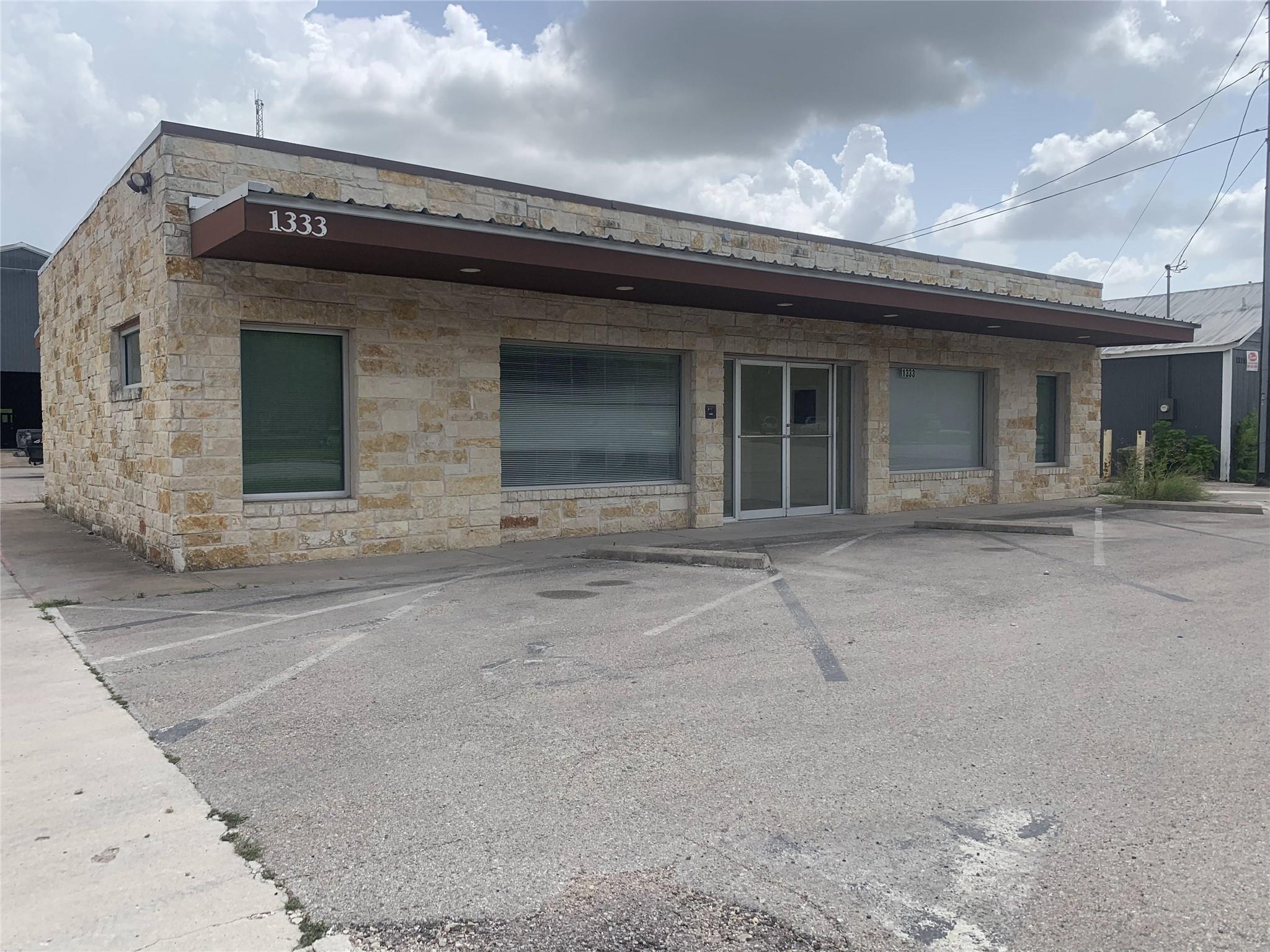 1333 W 2nd St, Taylor, TX 76574