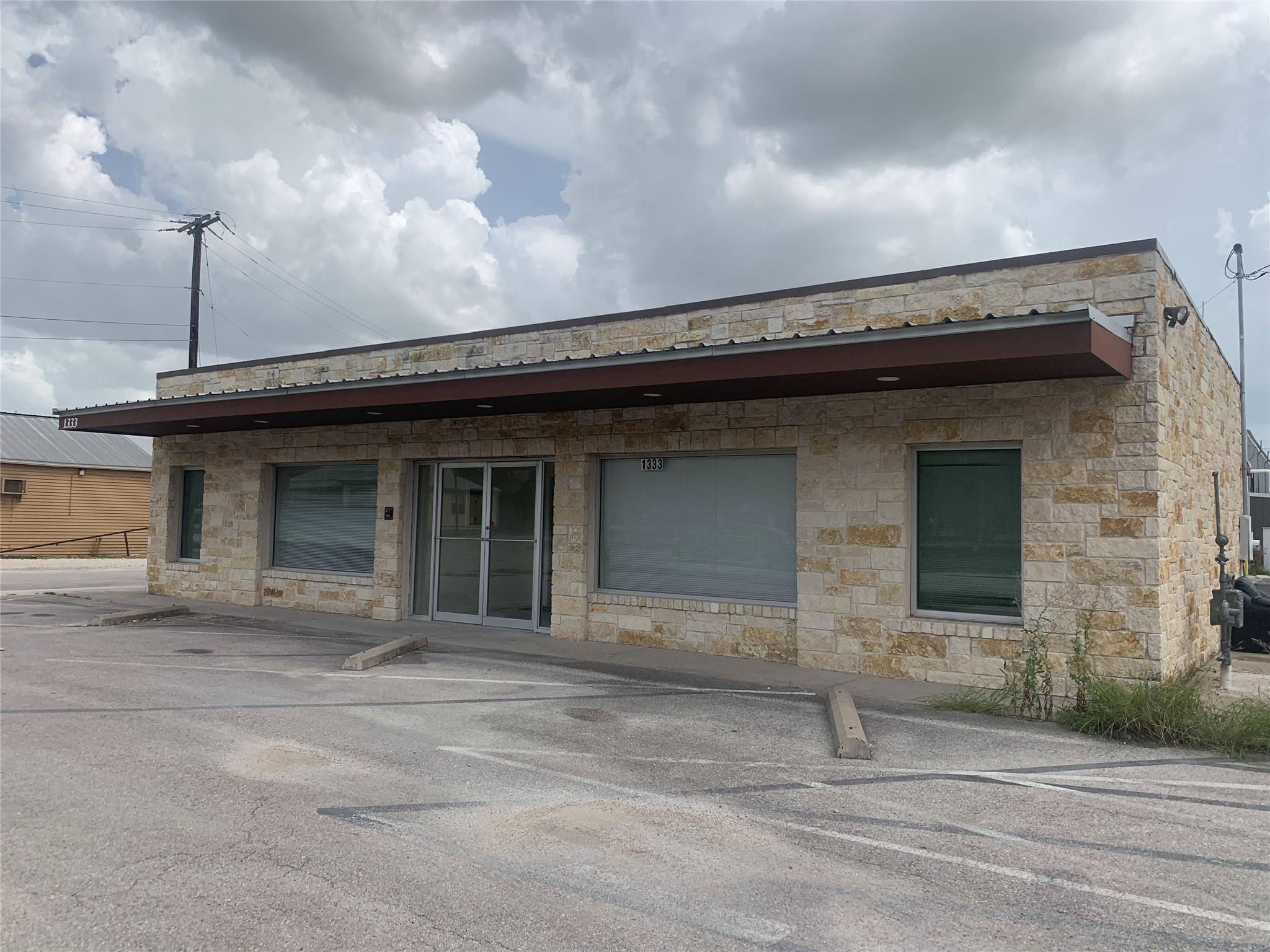 1333 W 2nd St, Taylor, TX 76574