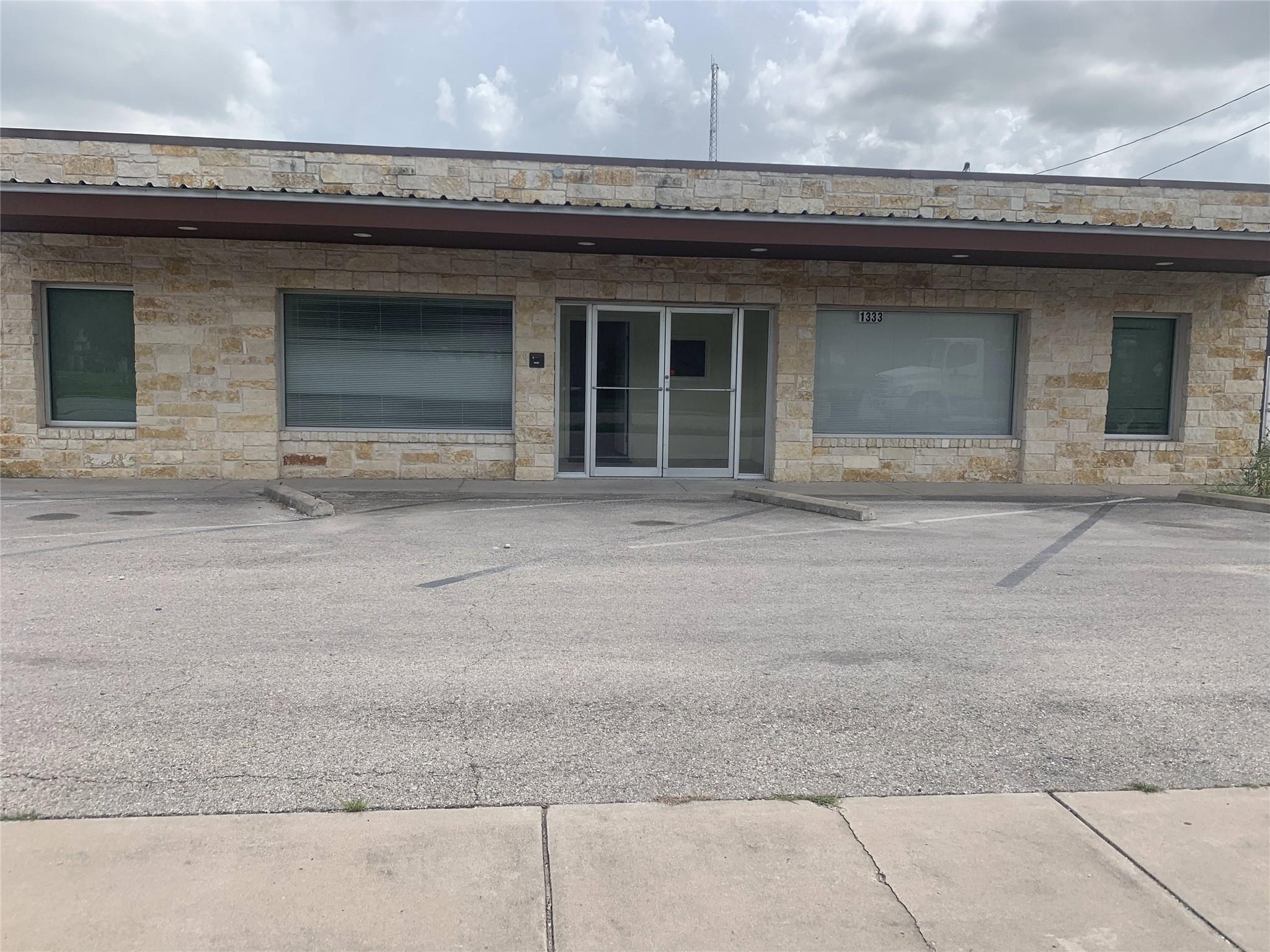 1333 W 2nd St, Taylor, TX 76574