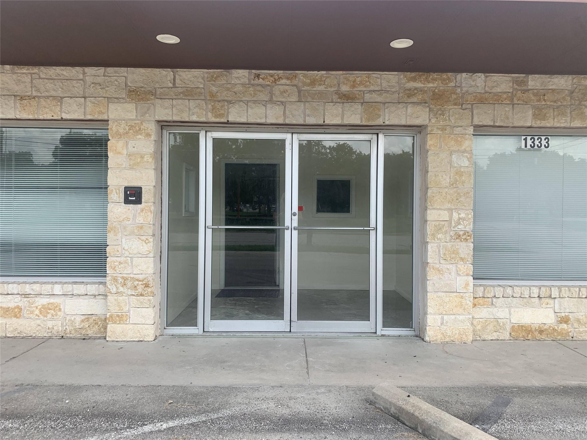 1333 W 2nd St, Taylor, TX 76574