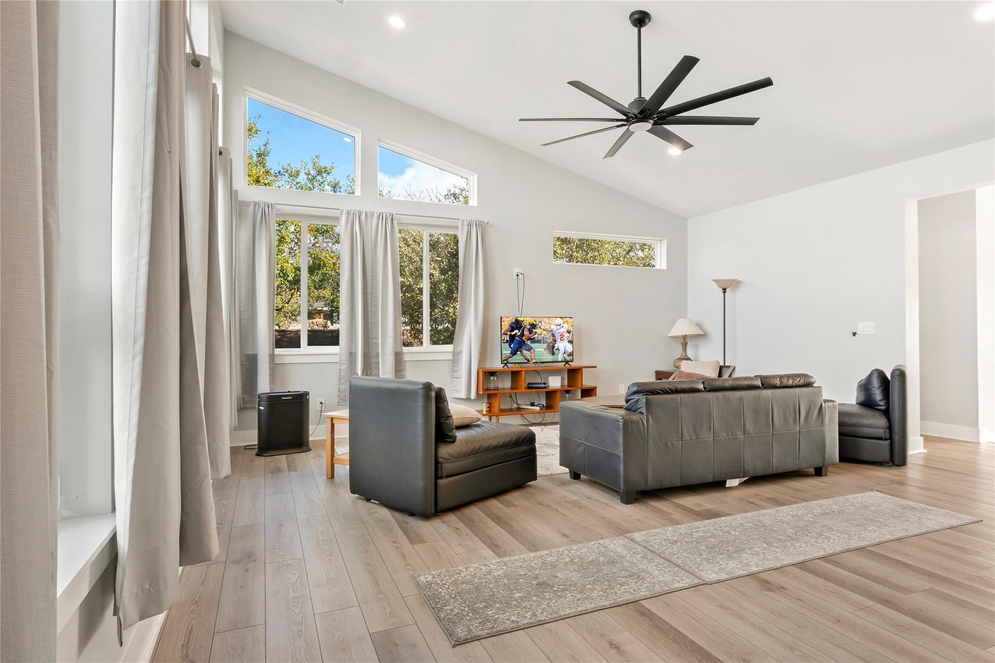 300 Summit Ridge Dr N, Point Venture, TX 78645