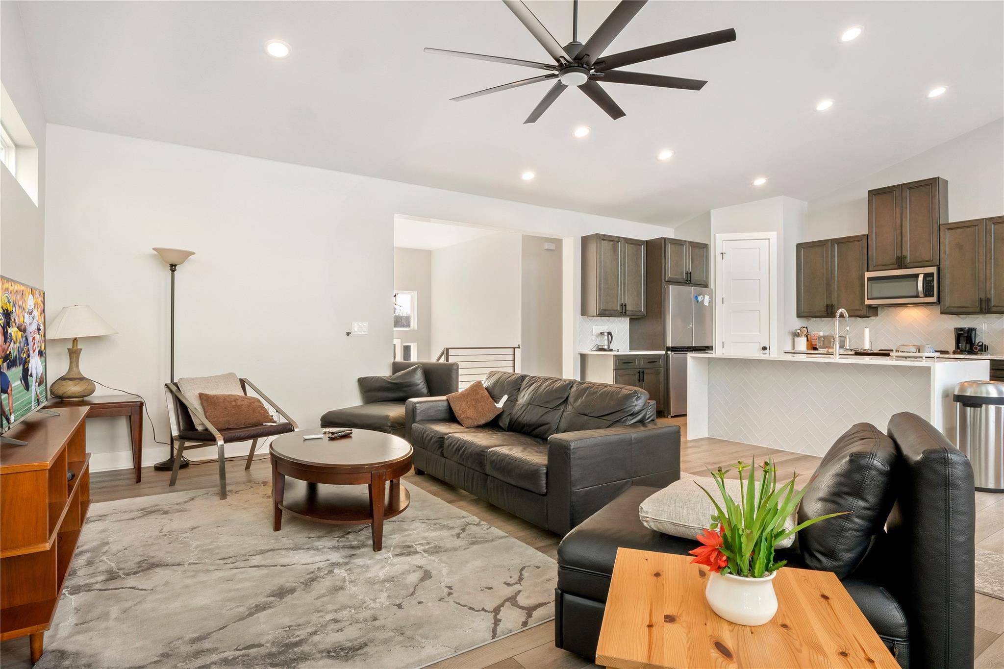 300 Summit Ridge Dr N, Point Venture, TX 78645