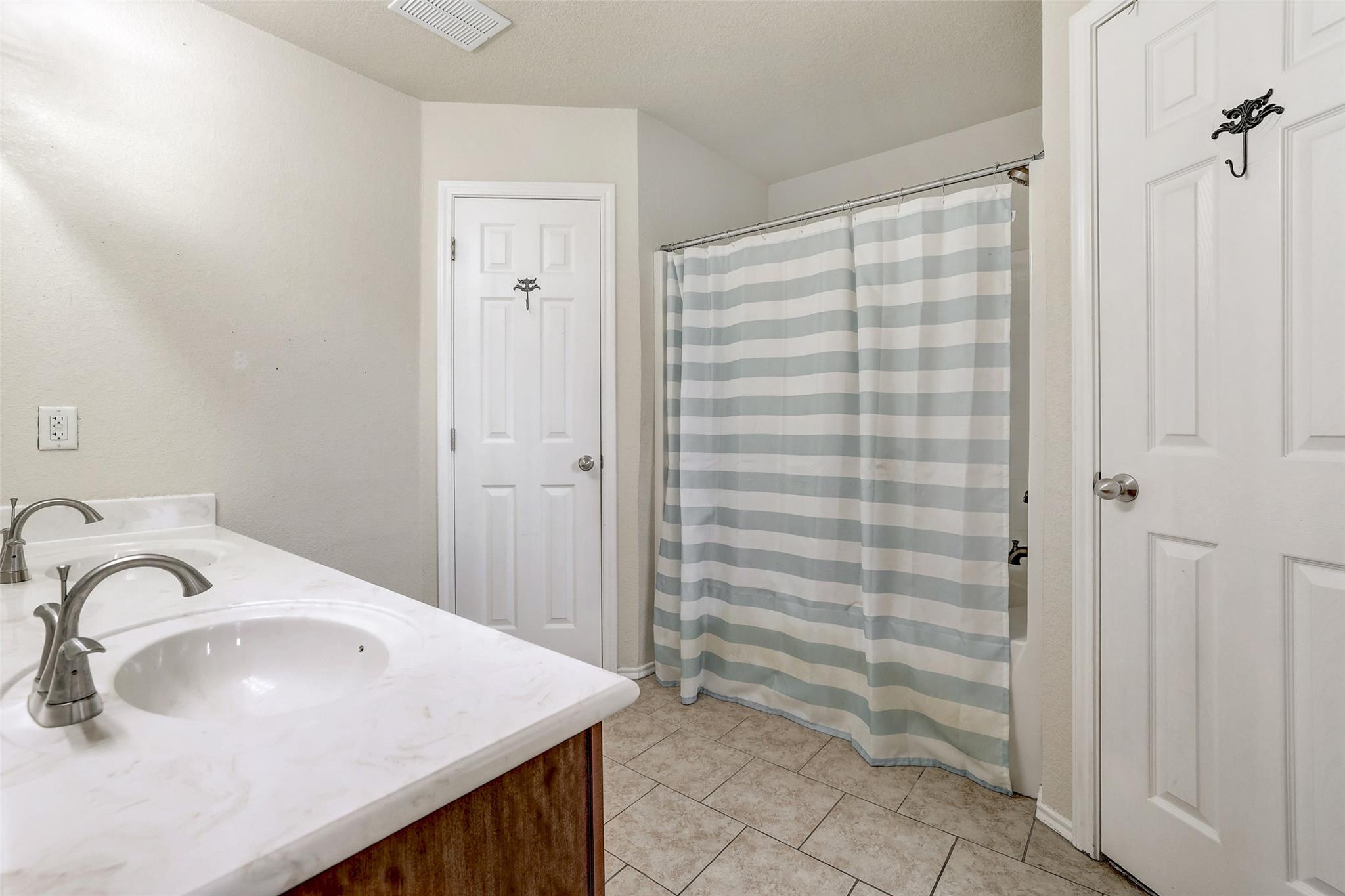 605 Copper Ct, Jarrell, TX 76537