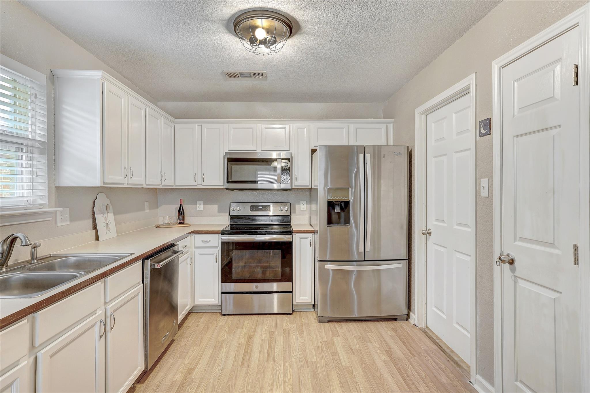 605 Copper Ct, Jarrell, TX 76537