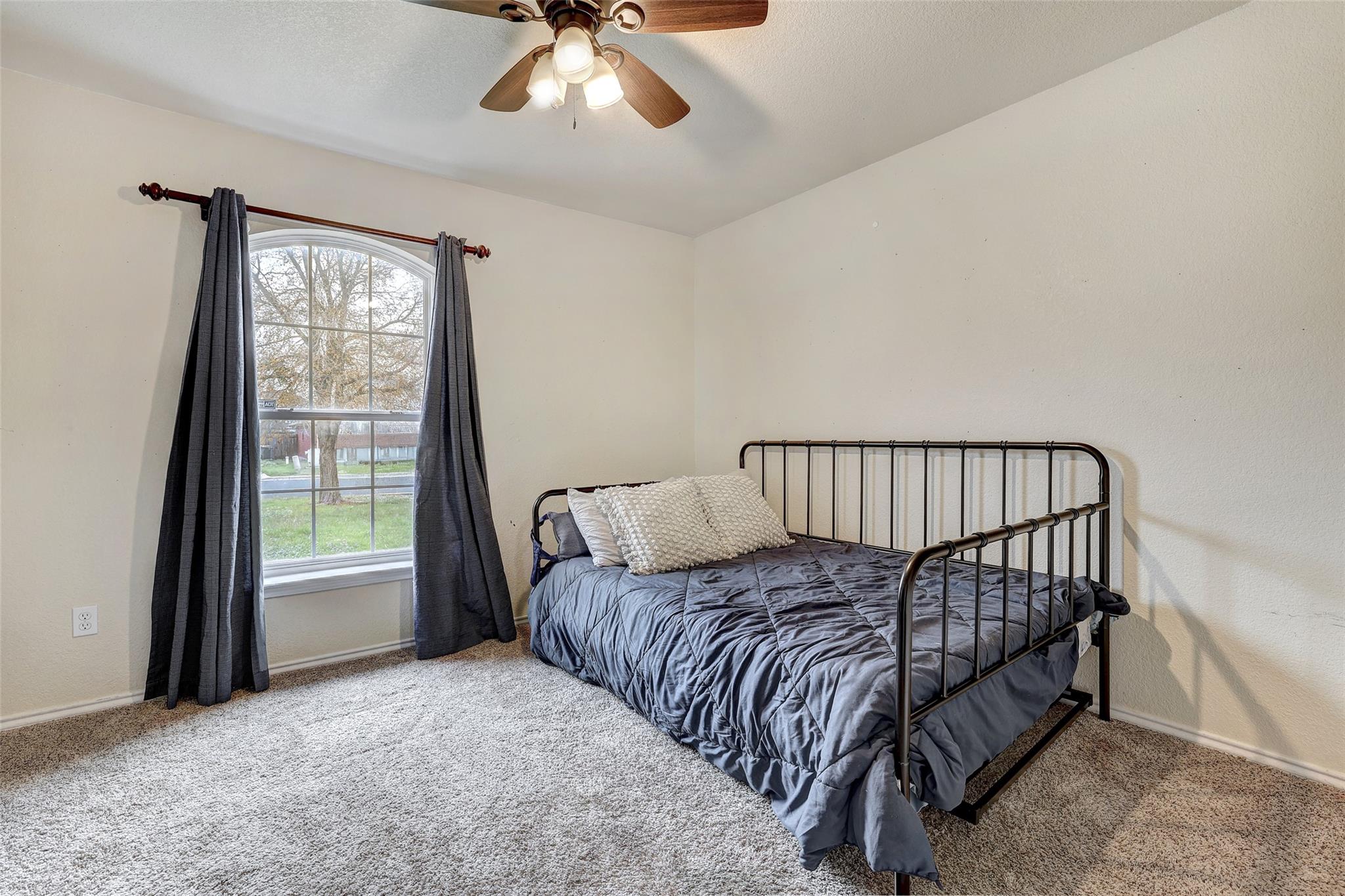 605 Copper Ct, Jarrell, TX 76537