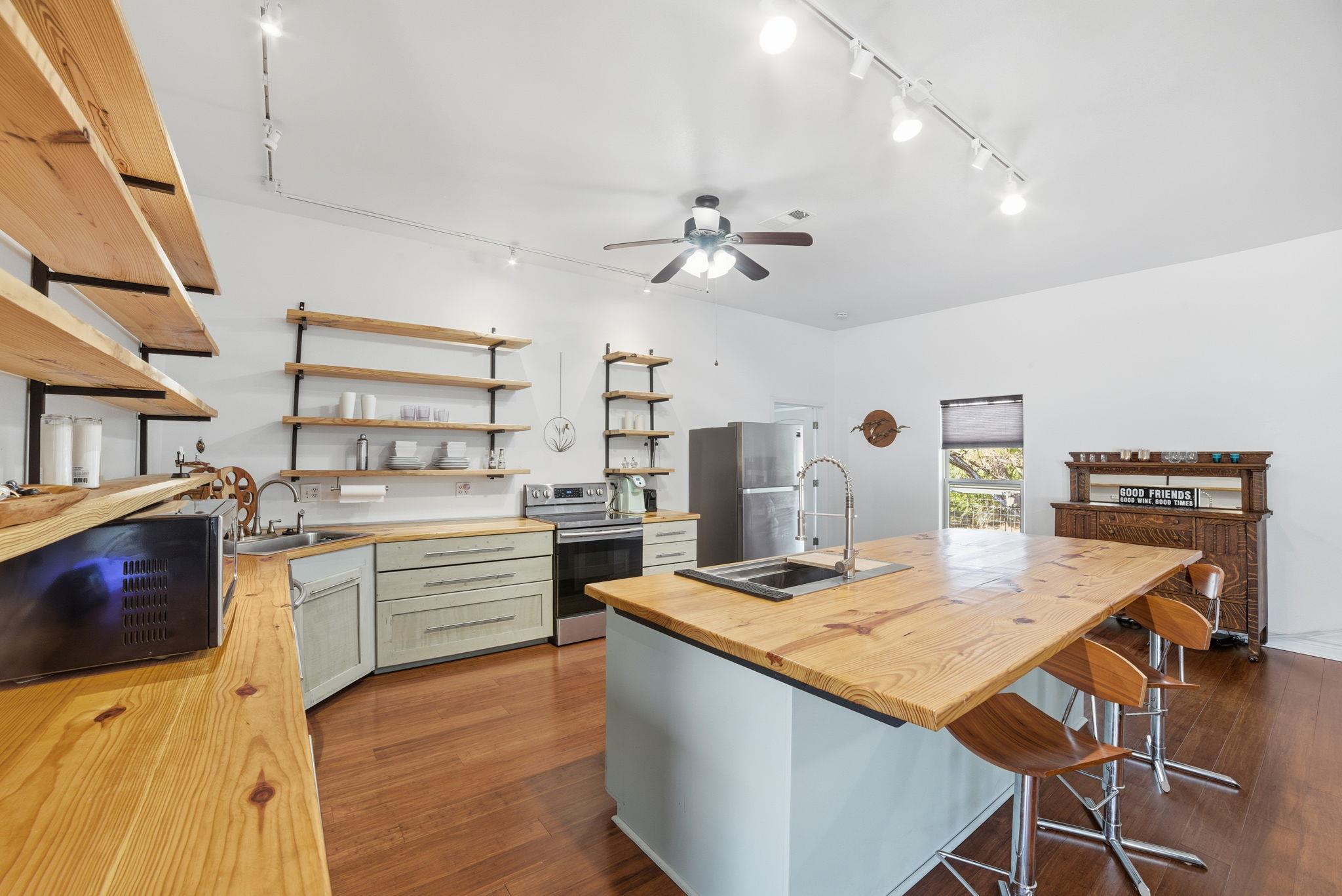 5704 Roundup Way, Lago Vista, TX 78645