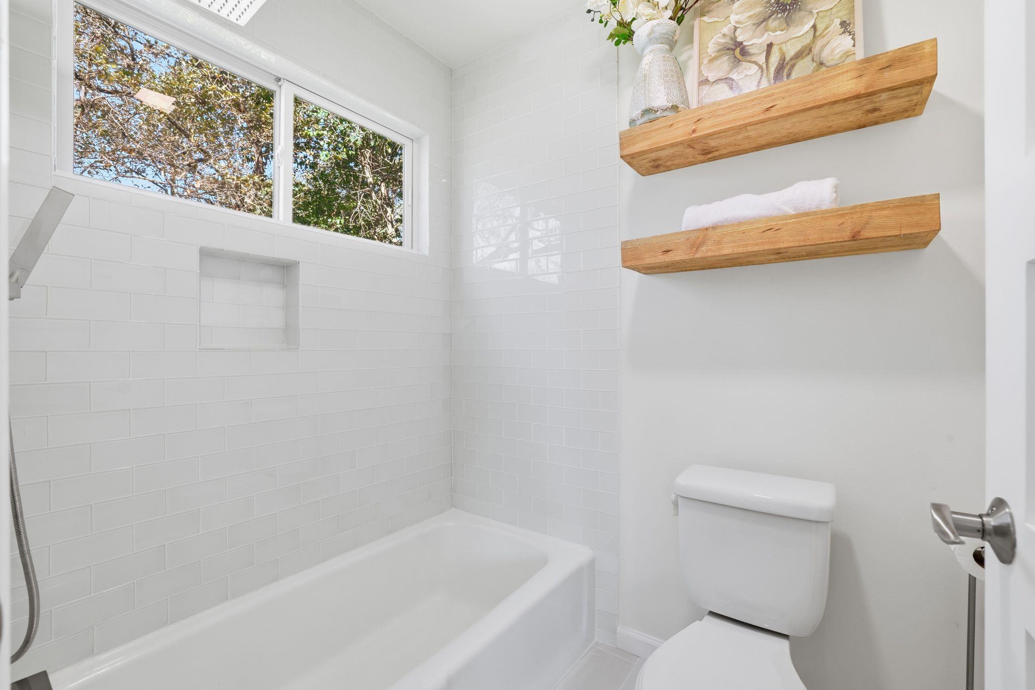 3500 Peregrine Falcon Dr, Austin, TX 78746