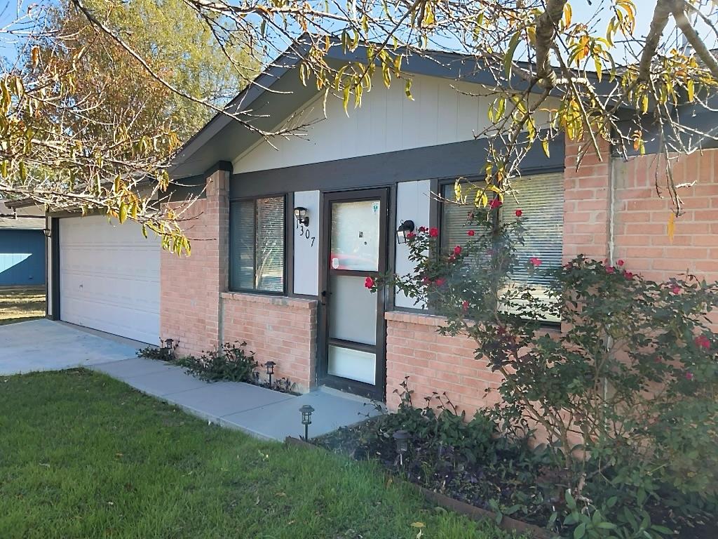 1307 Green Downs Dr, Round Rock, TX 78664