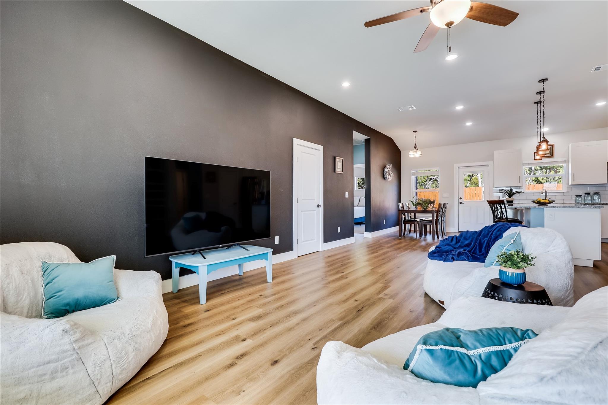 18322 Lake Oaks Dr, Jonestown, TX 78645