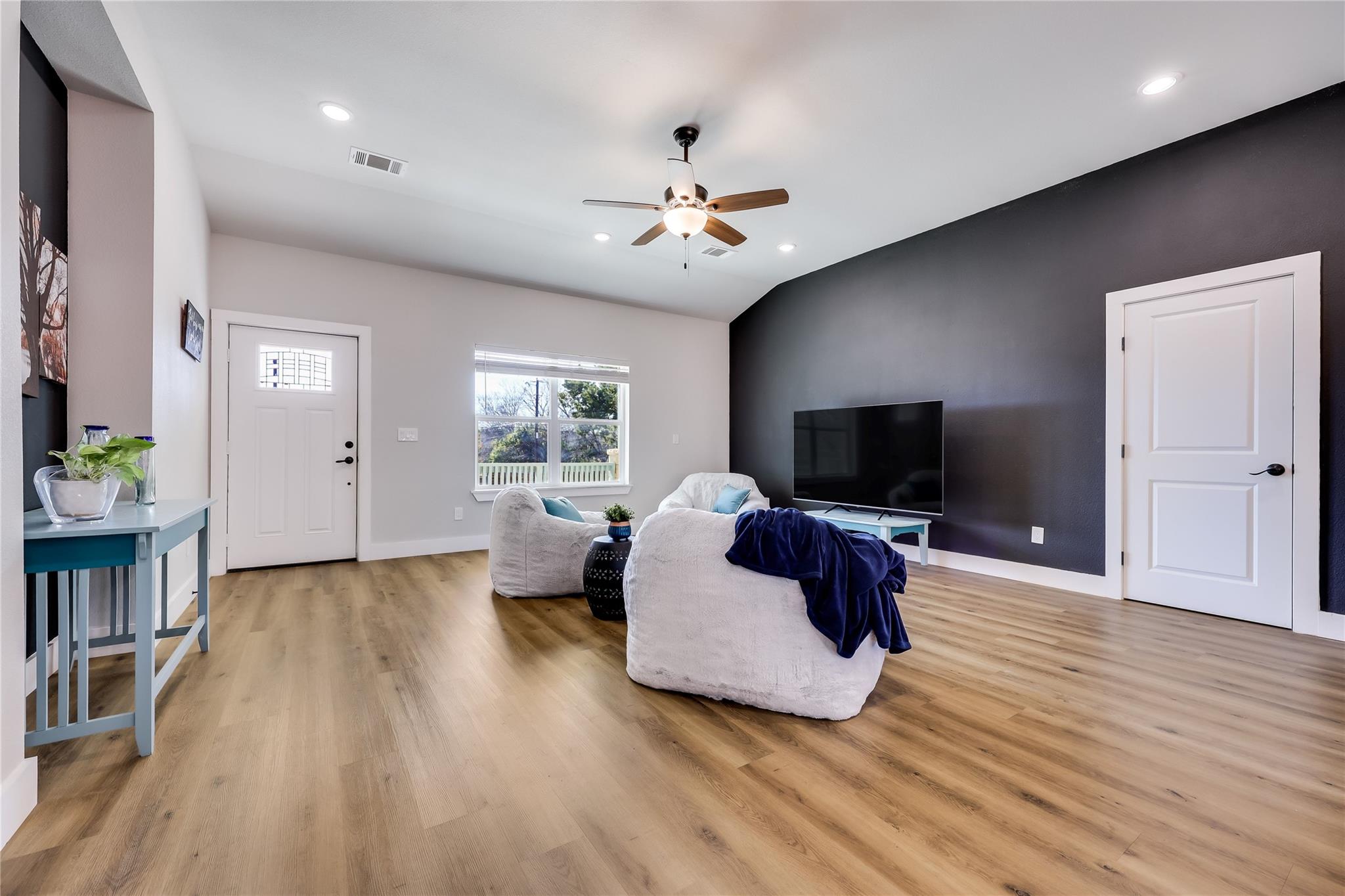 18322 Lake Oaks Dr, Jonestown, TX 78645