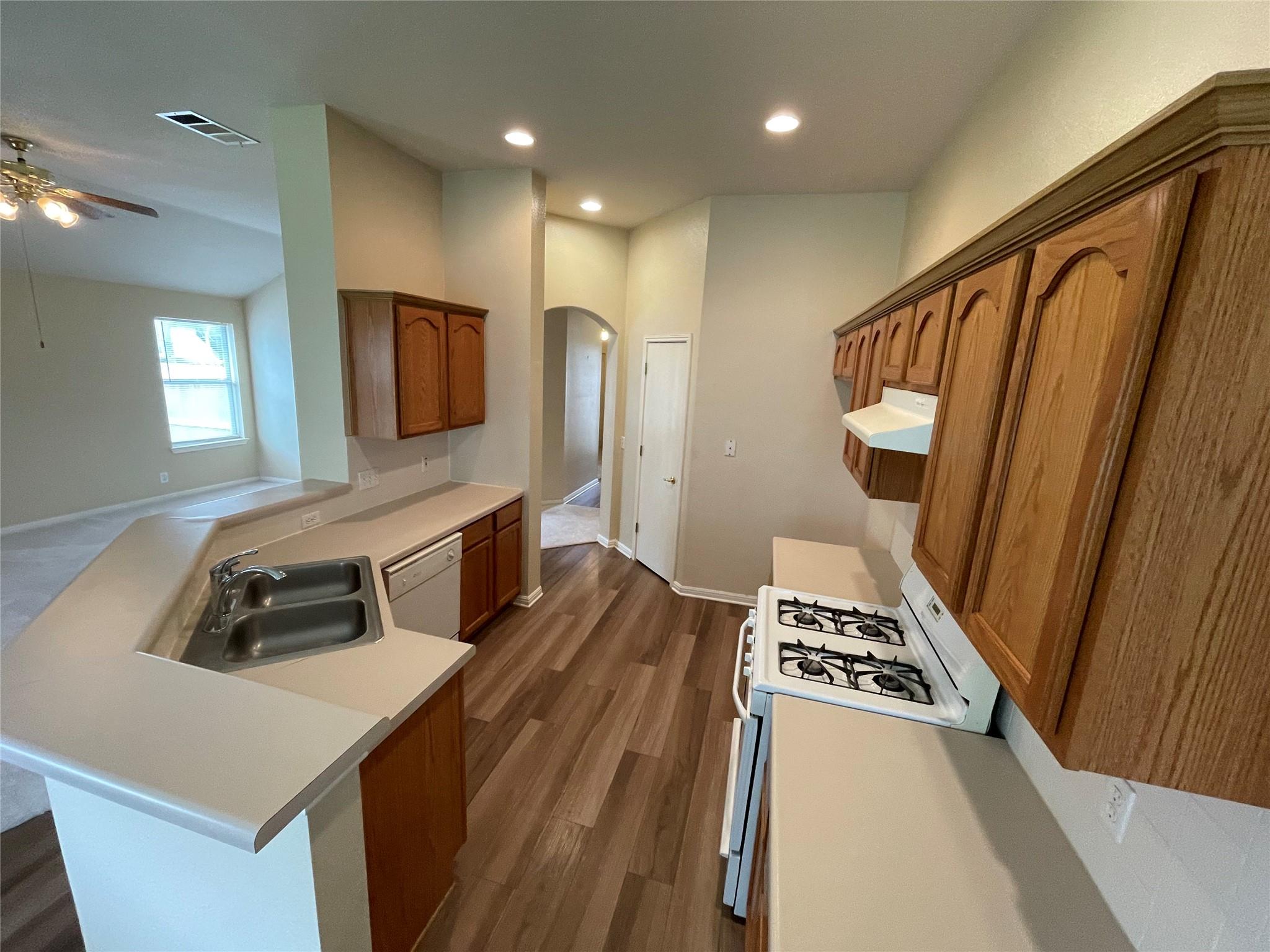 602 Losoya Ct, Hutto, TX 78634
