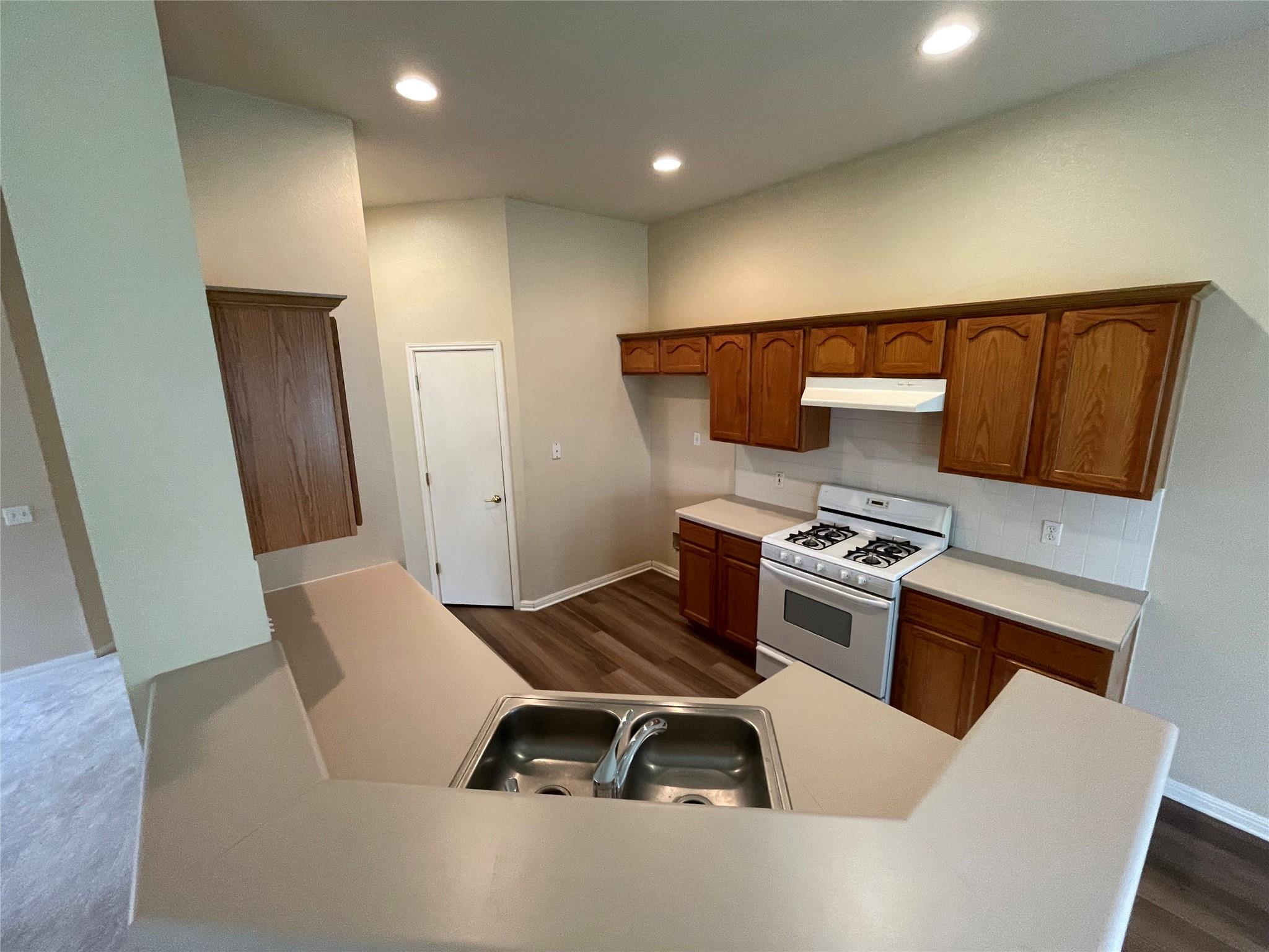 602 Losoya Ct, Hutto, TX 78634