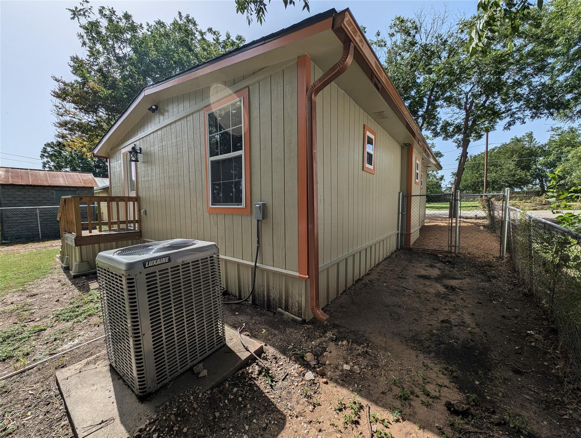 320 Laredo St, Lockhart, TX 78644