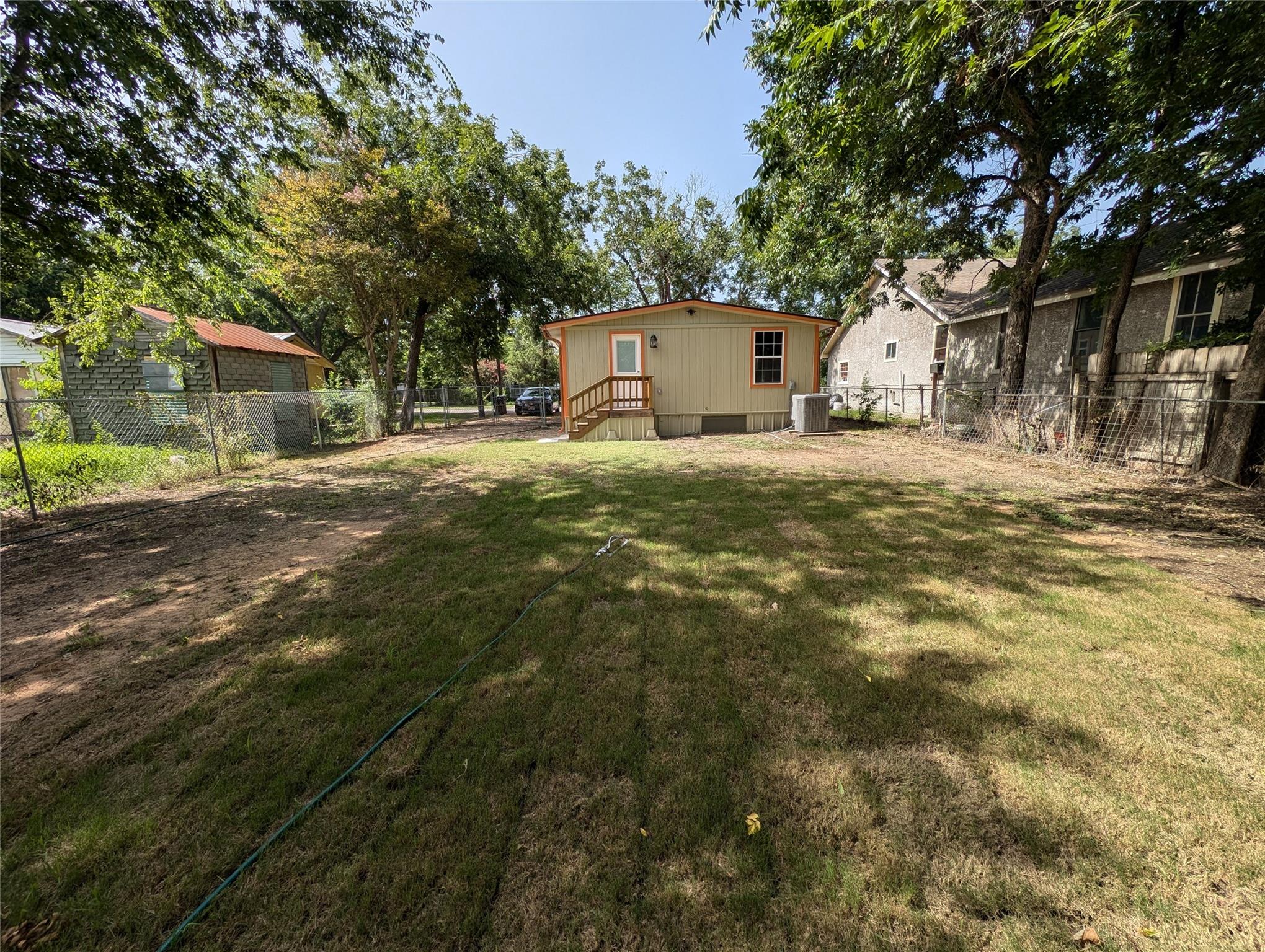 320 Laredo St, Lockhart, TX 78644