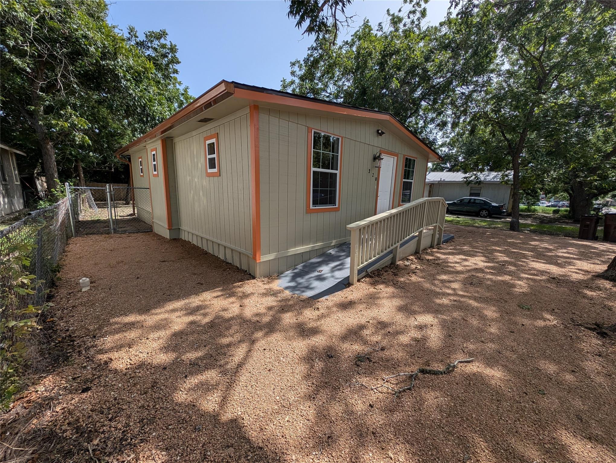 320 Laredo St, Lockhart, TX 78644