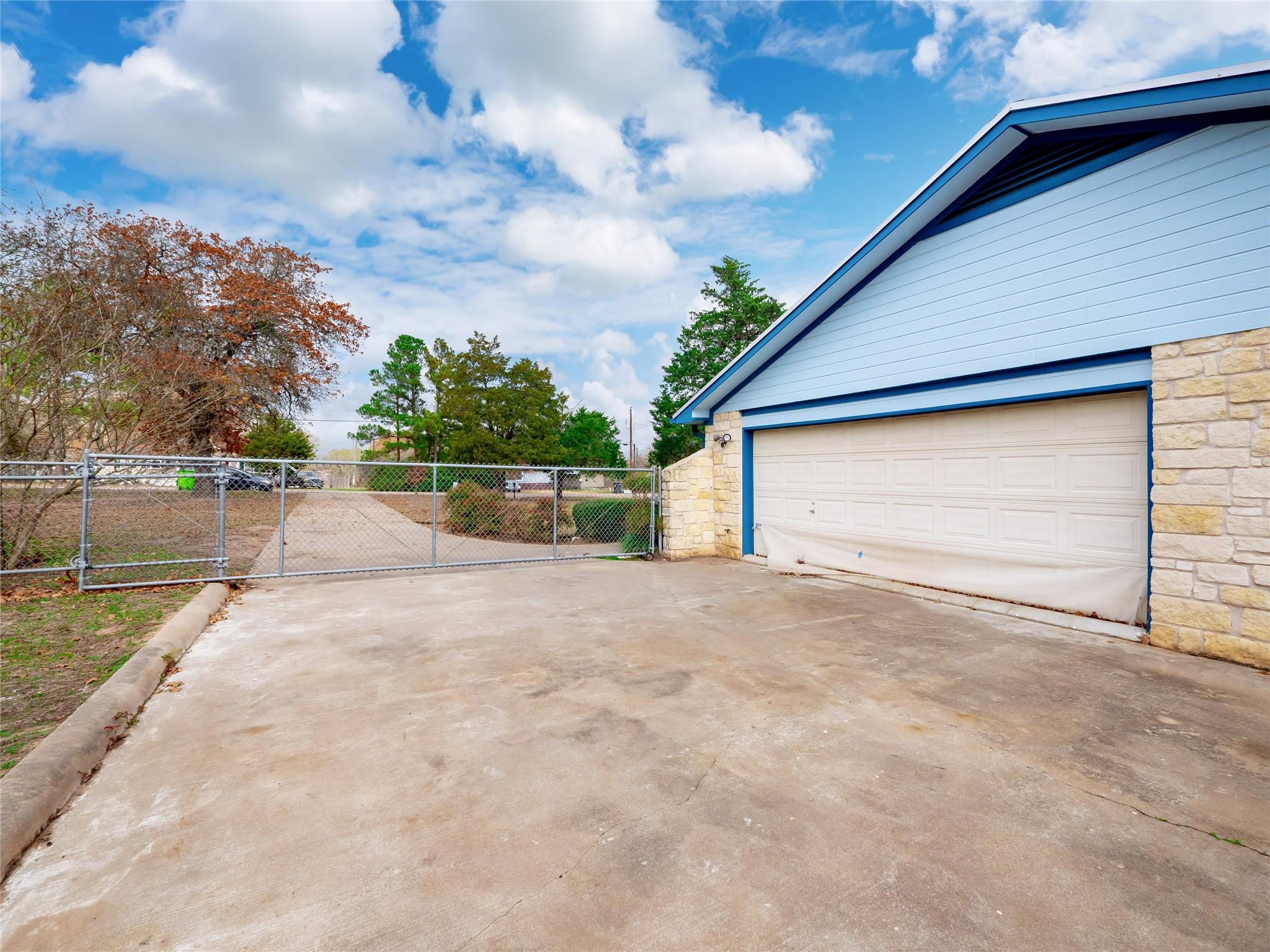 137 Blanket Flower Dr, Bastrop, TX 78602