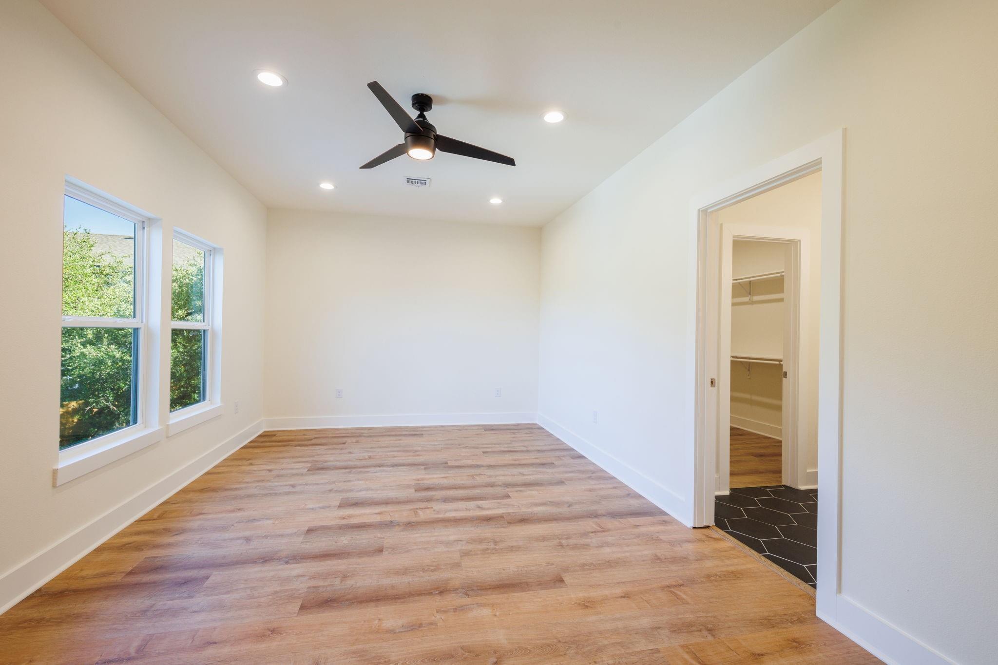 18716 W Lakeview Dr, Jonestown, TX 78645