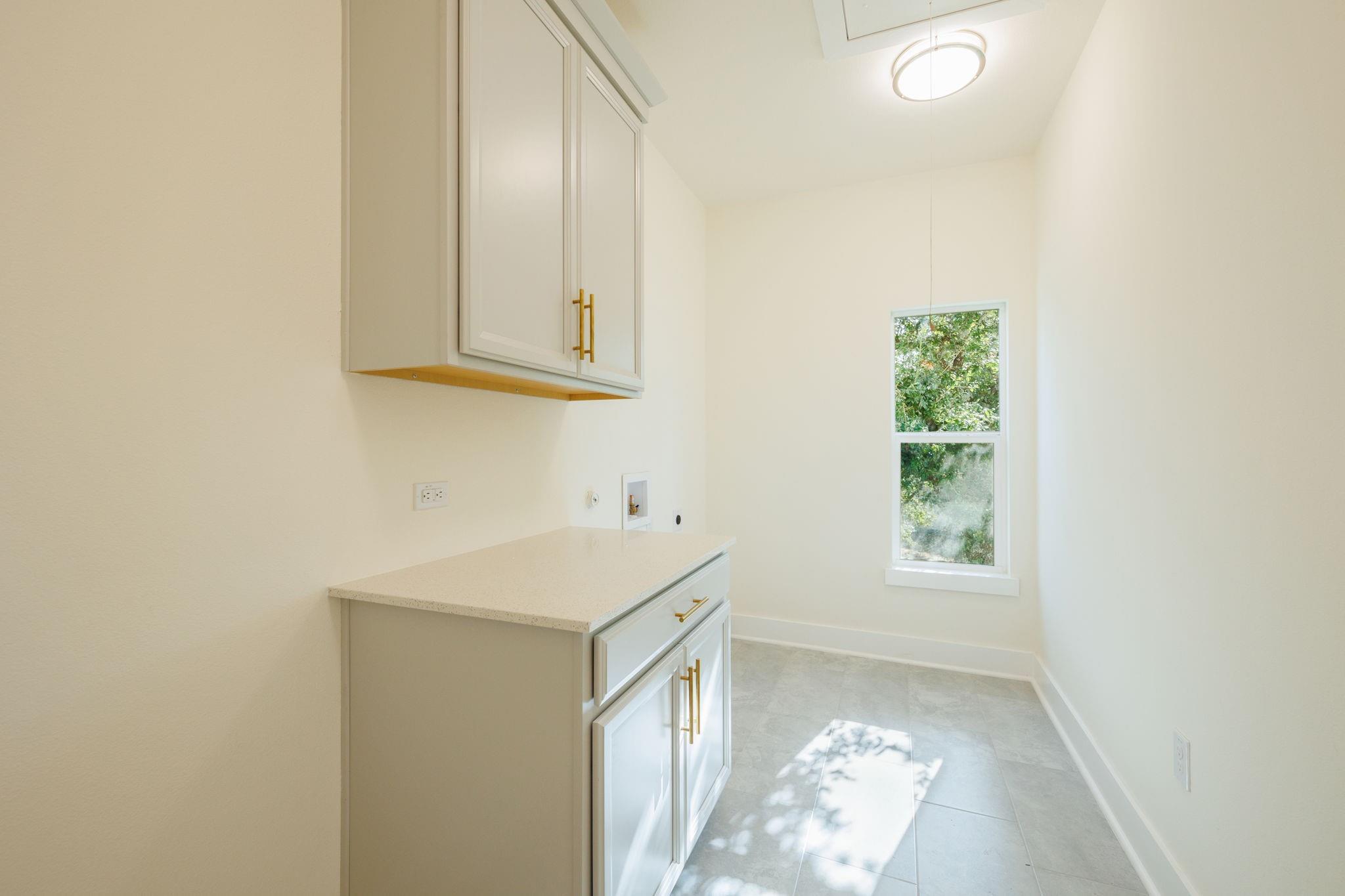 18716 W Lakeview Dr, Jonestown, TX 78645