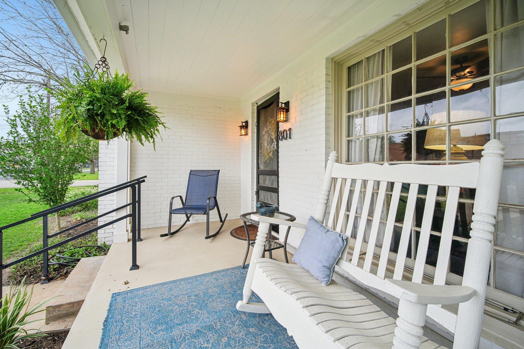 801 Bishop St, Smithville, TX 78957