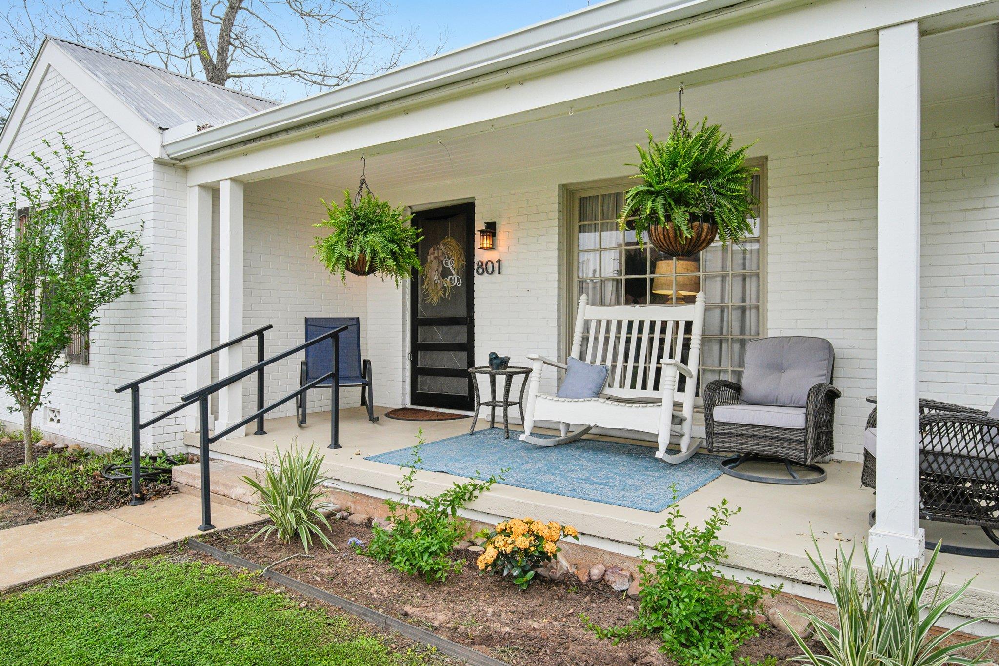 801 Bishop St, Smithville, TX 78957