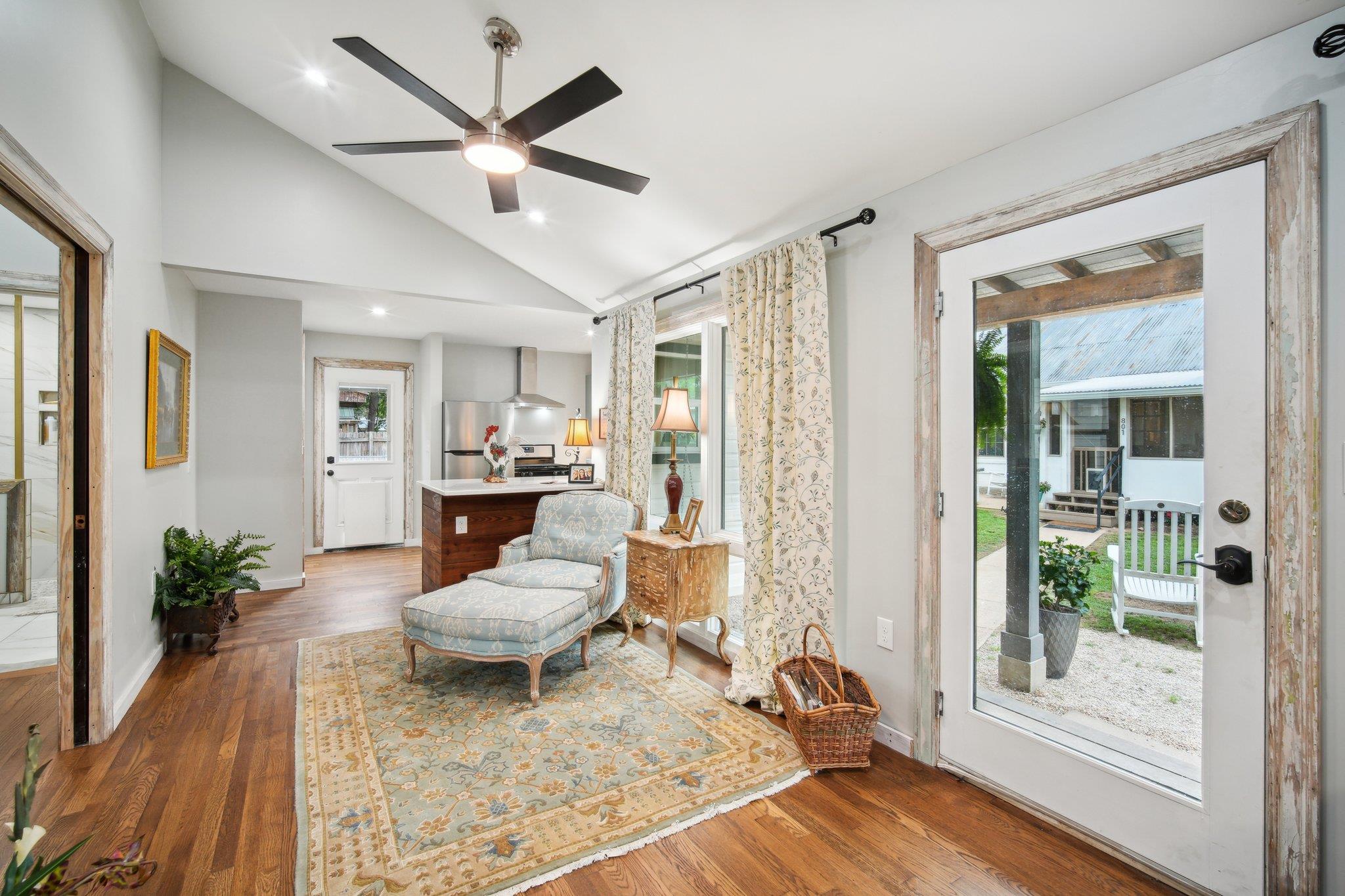 801 1/2 Bishop St, Smithville, TX 78957