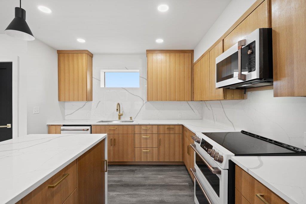 8610 Grandview Dr, Jonestown, TX 78645