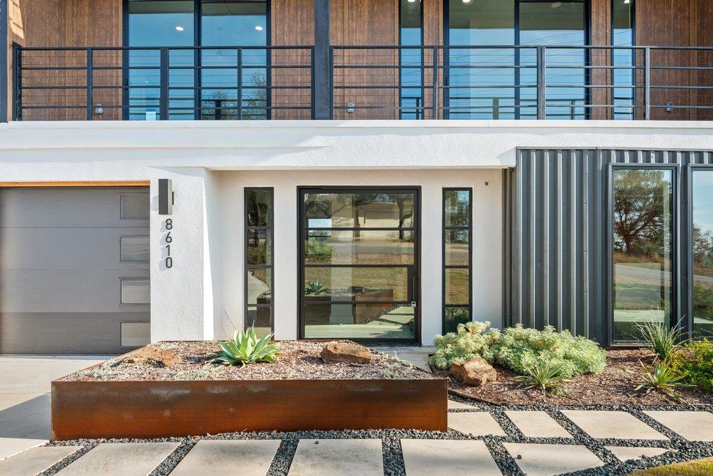 8610 Grandview Dr, Jonestown, TX 78645