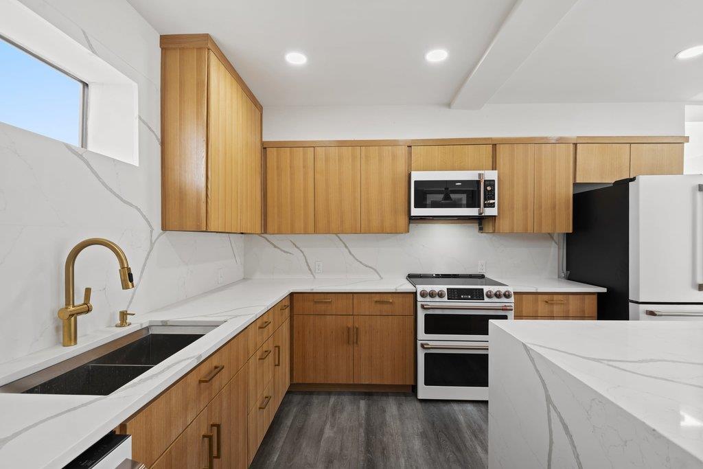 8610 Grandview Dr, Jonestown, TX 78645