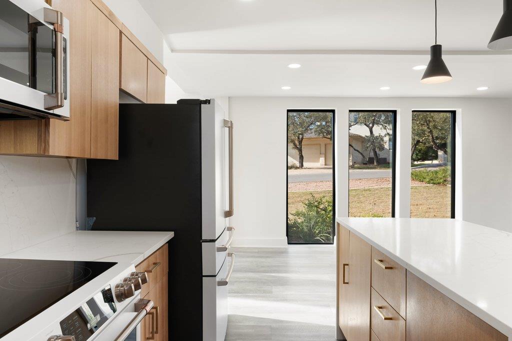 8610 Grandview Dr, Jonestown, TX 78645