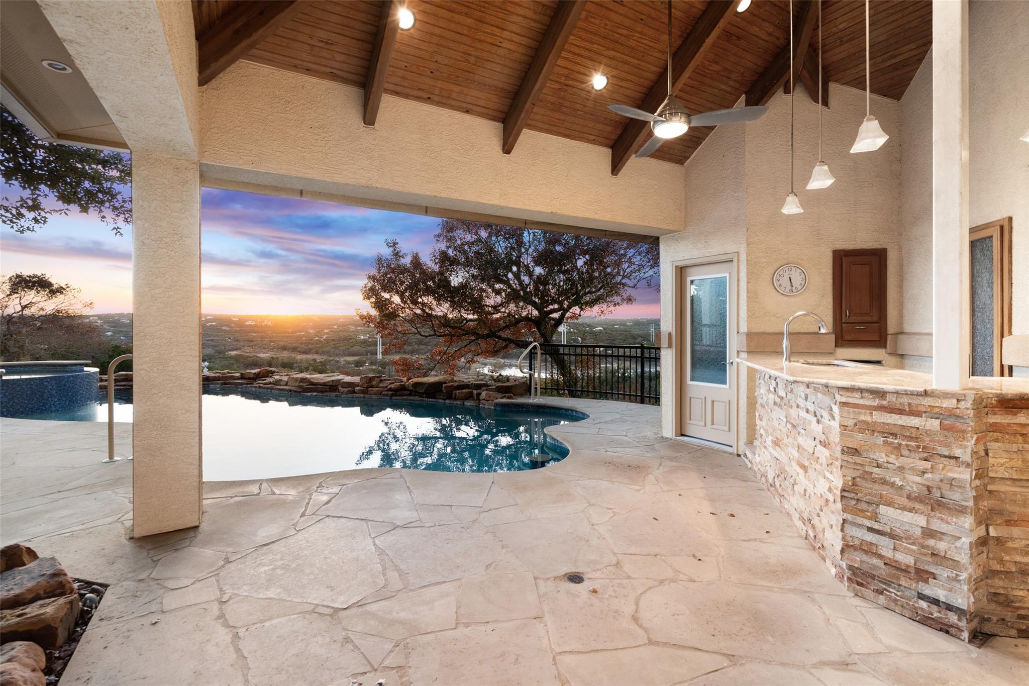 2906 Lakehurst Rd, Spicewood, TX 78669