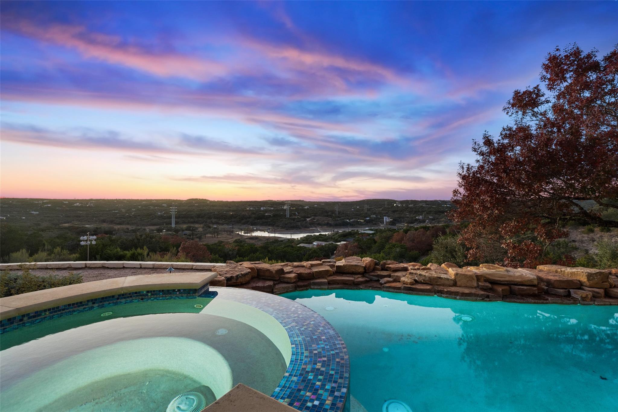 2906 Lakehurst Rd, Spicewood, TX 78669