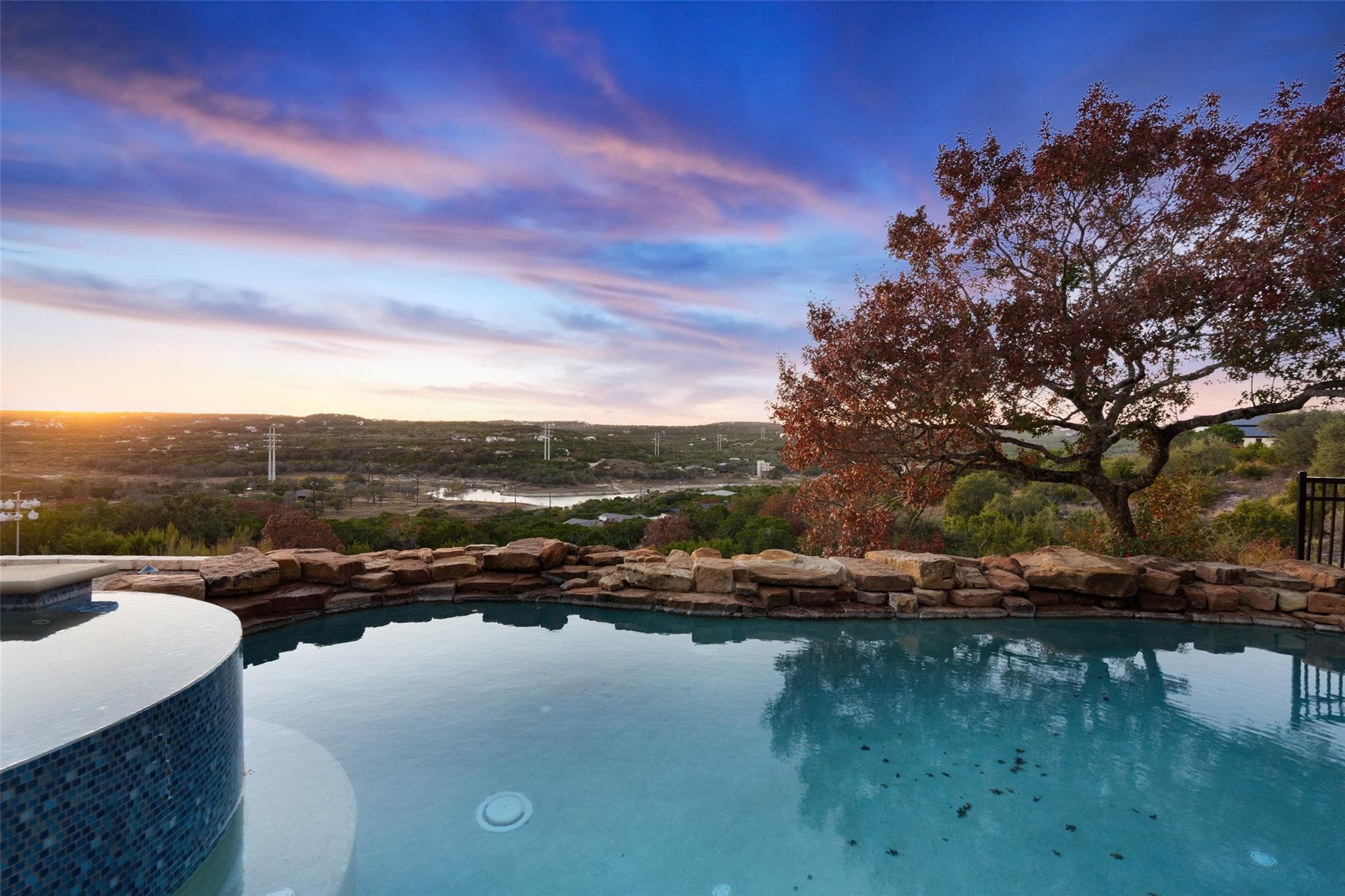 2906 Lakehurst Rd, Spicewood, TX 78669