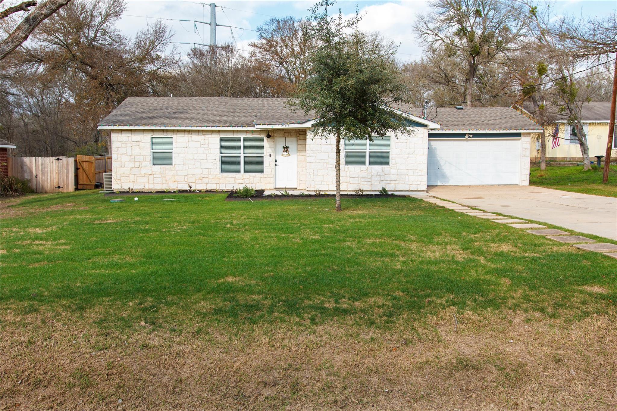 200 E Keanahalululu Ln # R, Bastrop, TX 78602