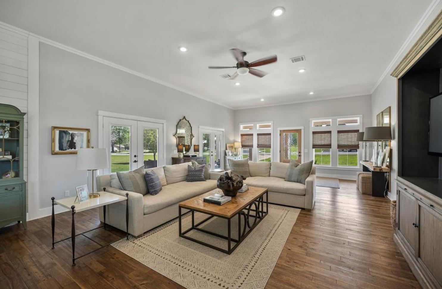 539 Elm St, New Ulm, TX 78950