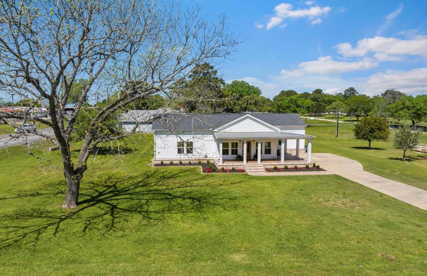 539 Elm St, New Ulm, TX 78950