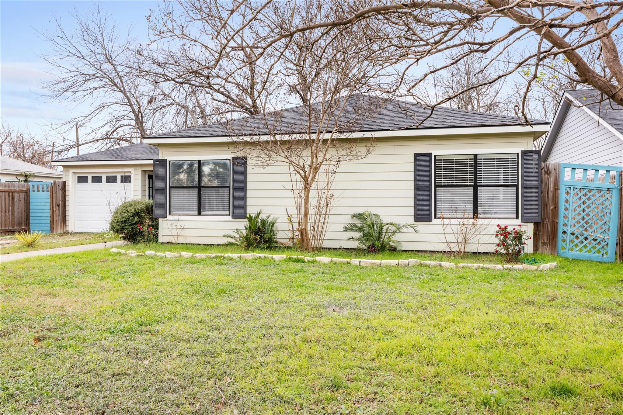 1118 Fisher St, Taylor, TX 76574