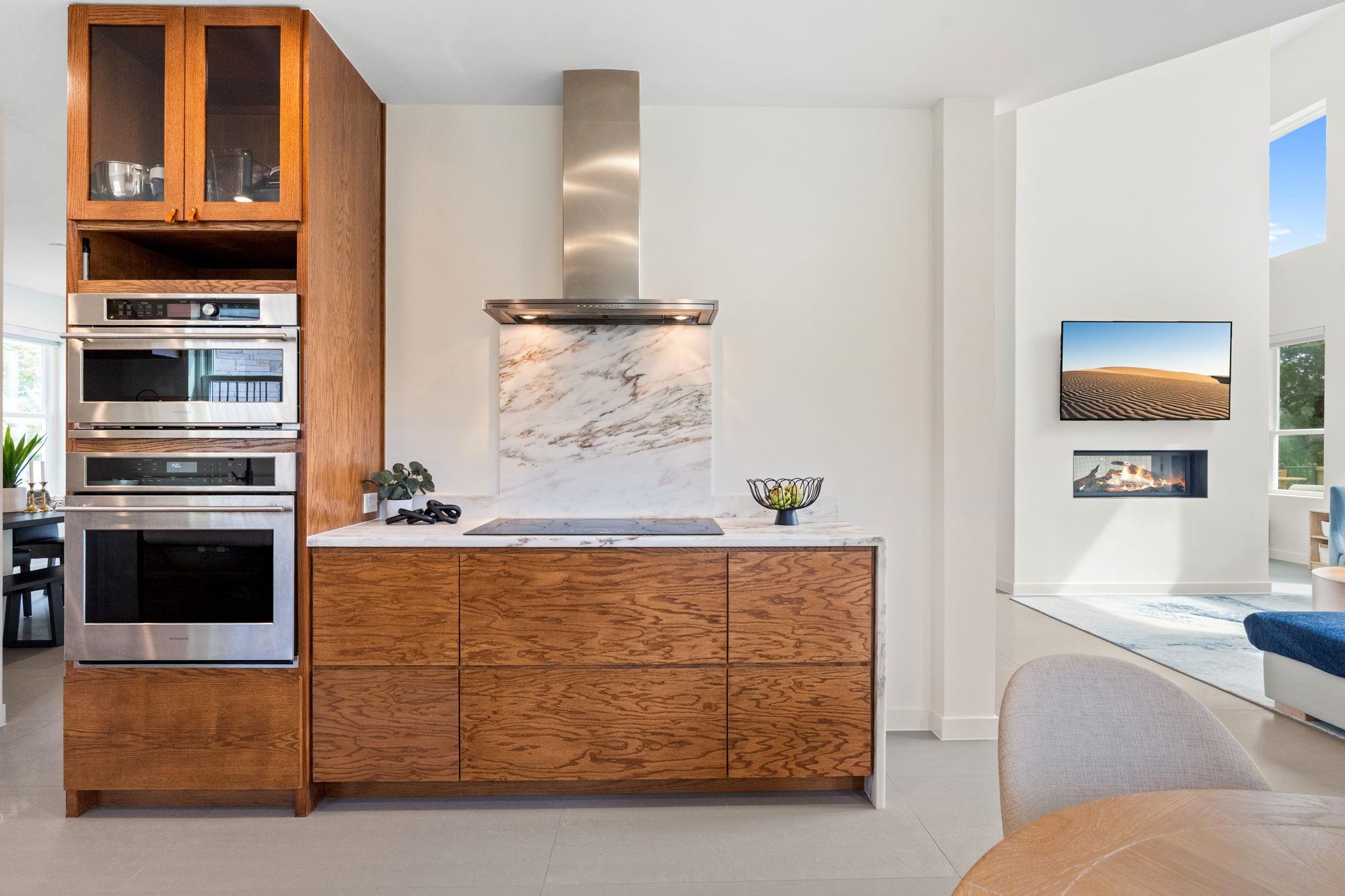 1 Sparrowglen Ln, The Hills, TX 78738