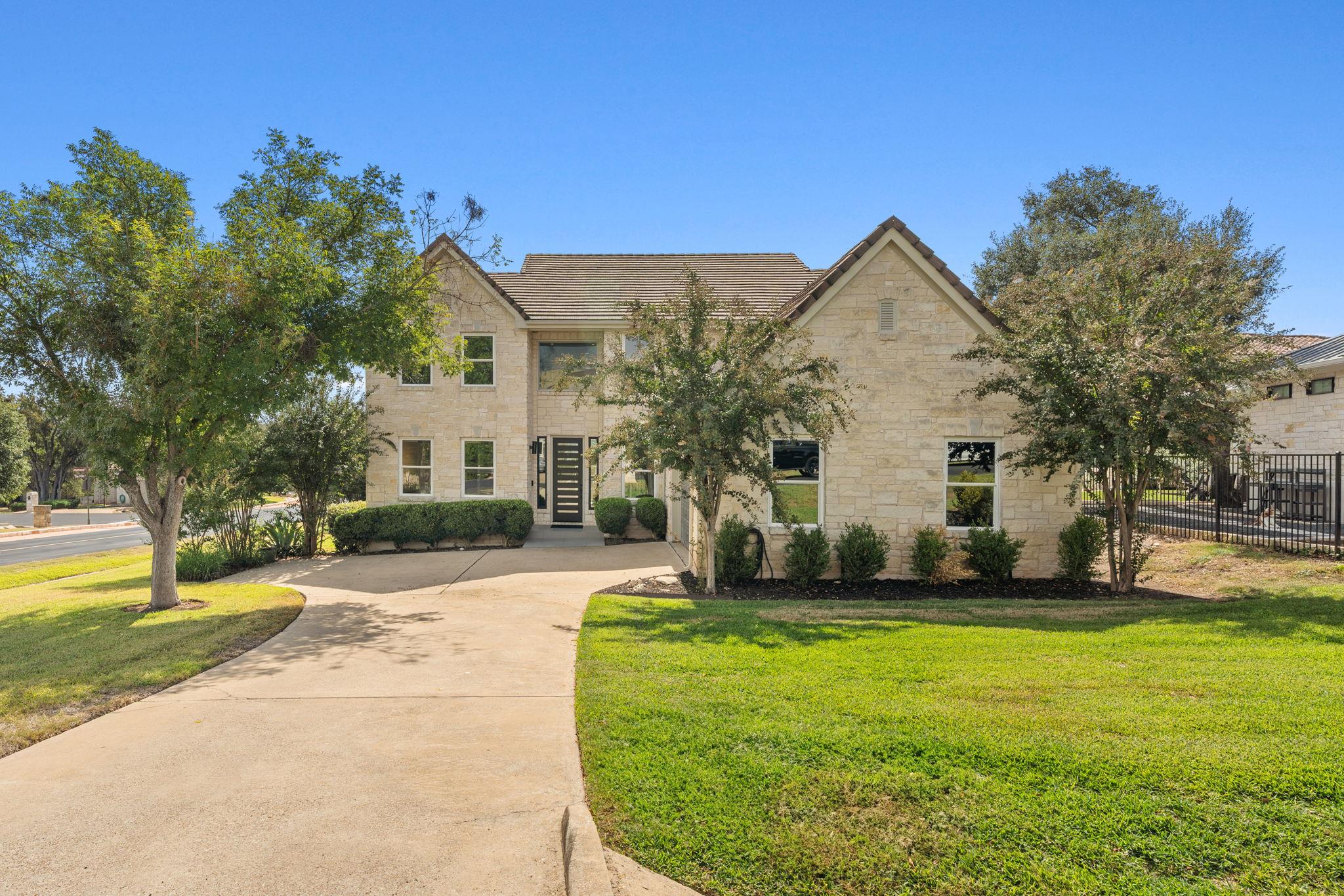 1 Sparrowglen Ln, The Hills, TX 78738