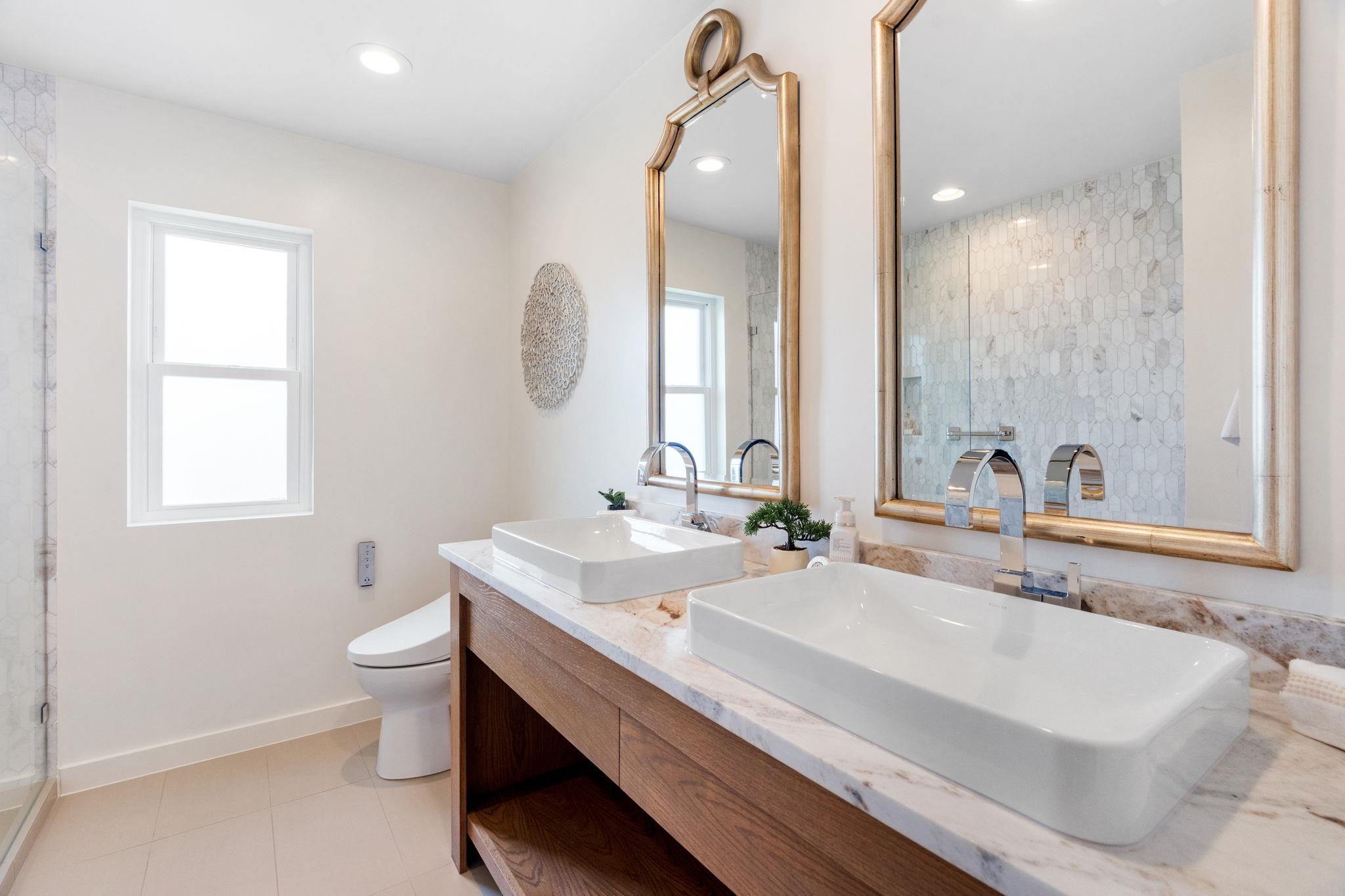 1 Sparrowglen Ln, The Hills, TX 78738