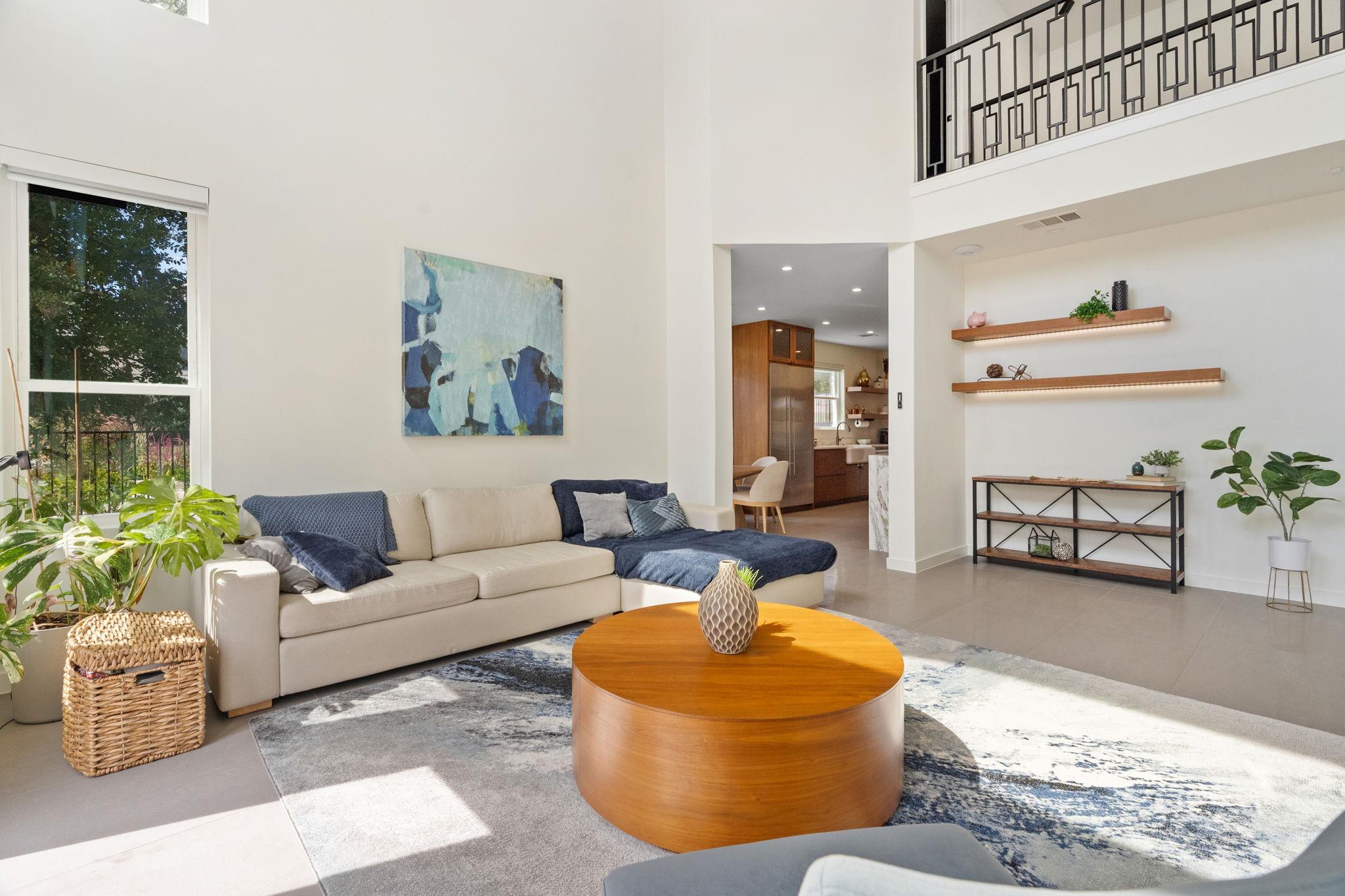 1 Sparrowglen Ln, The Hills, TX 78738