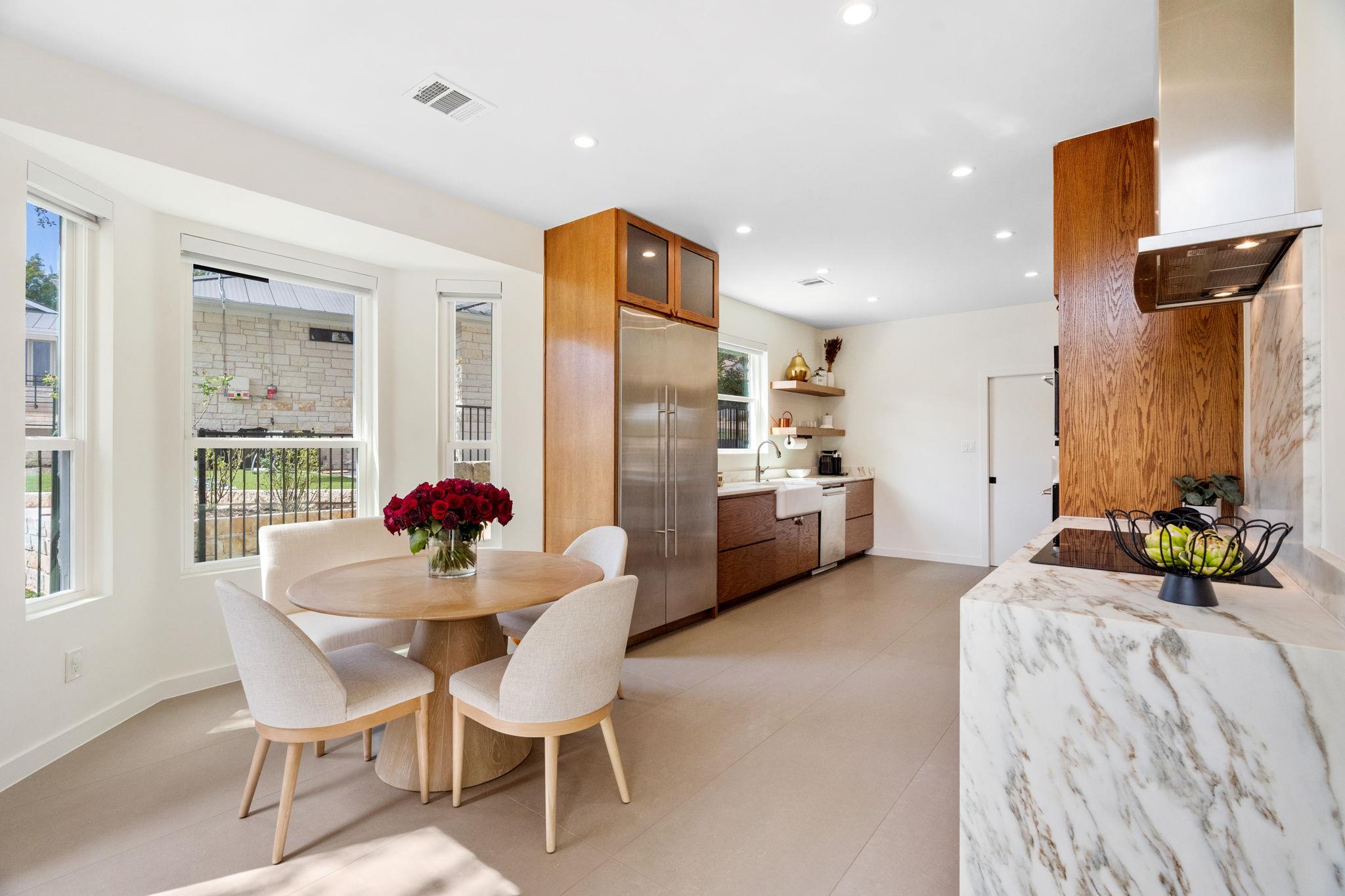 1 Sparrowglen Ln, The Hills, TX 78738