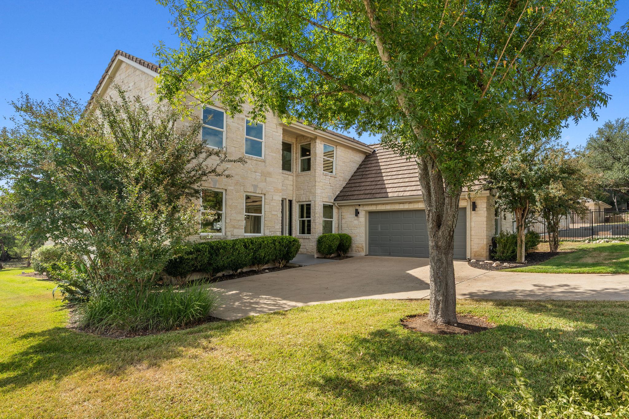 1 Sparrowglen Ln, The Hills, TX 78738