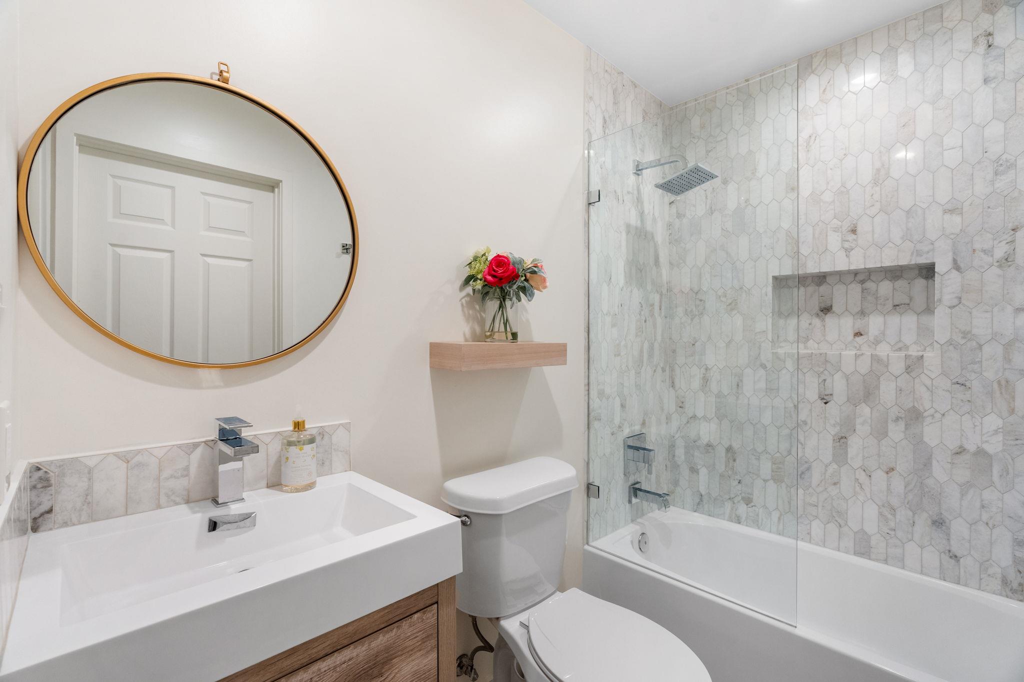 1 Sparrowglen Ln, The Hills, TX 78738