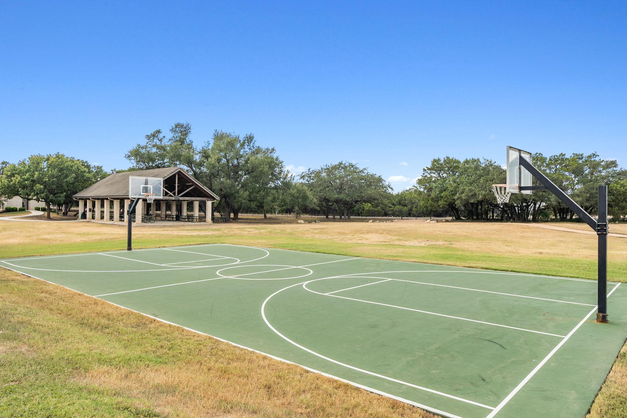 1 Sparrowglen Ln, The Hills, TX 78738