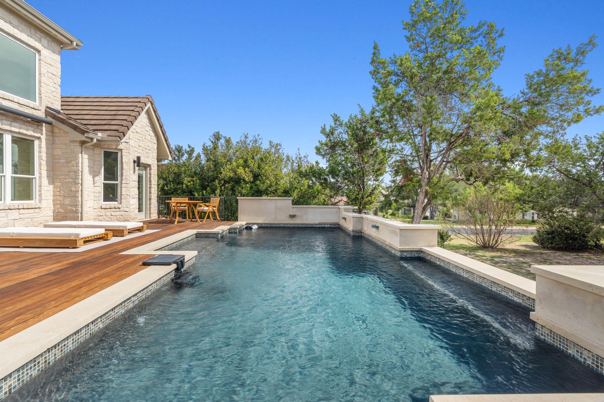 1 Sparrowglen Ln, The Hills, TX 78738