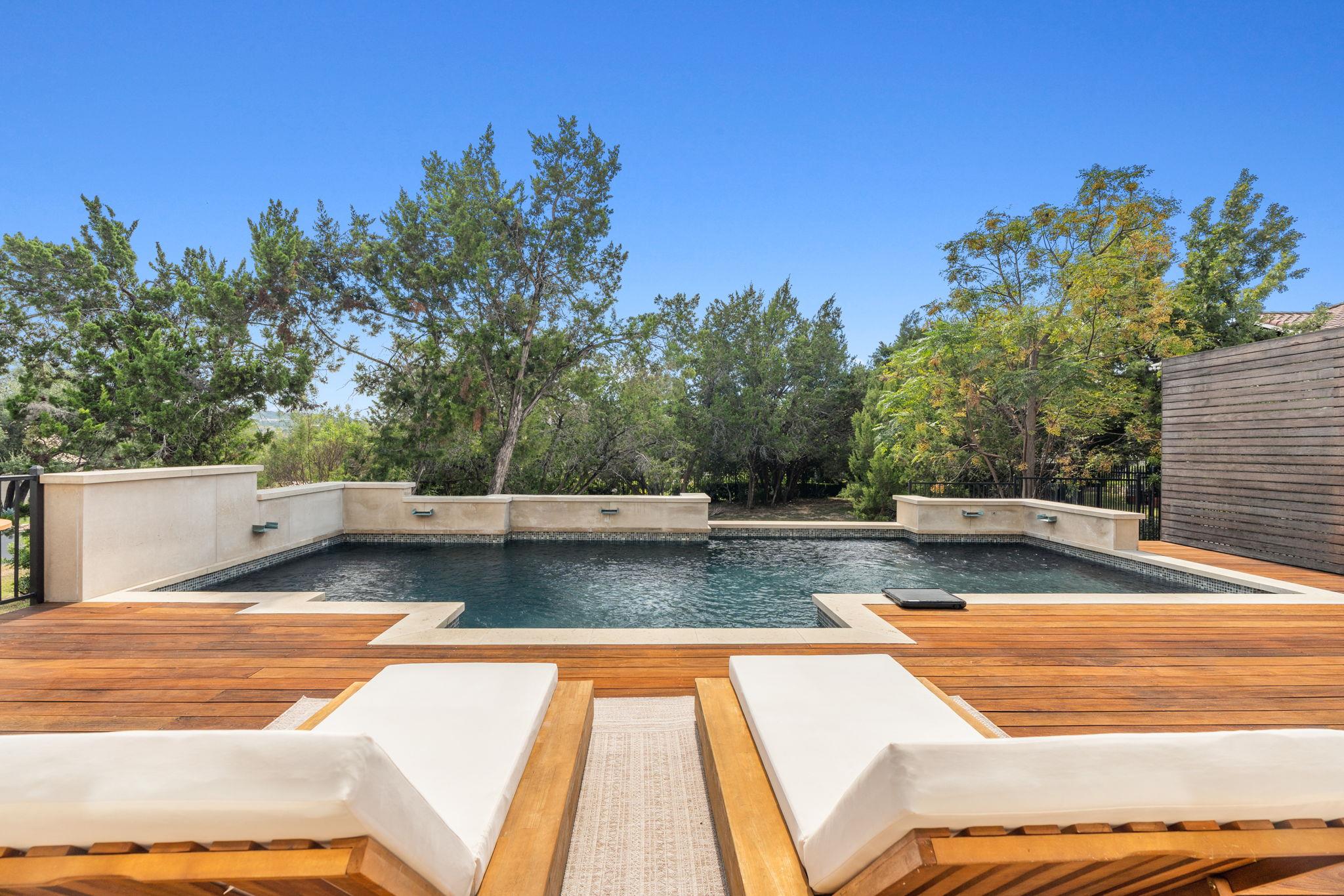 1 Sparrowglen Ln, The Hills, TX 78738