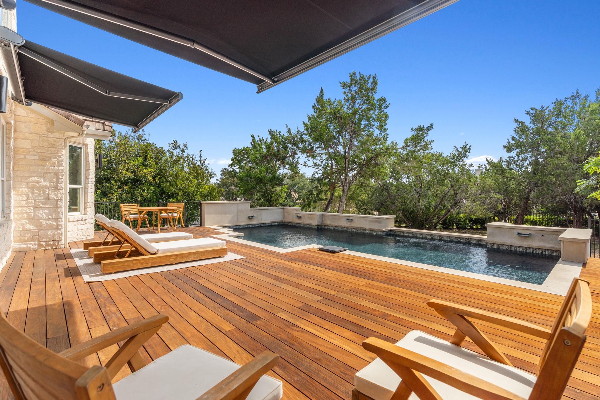 1 Sparrowglen Ln, The Hills, TX 78738