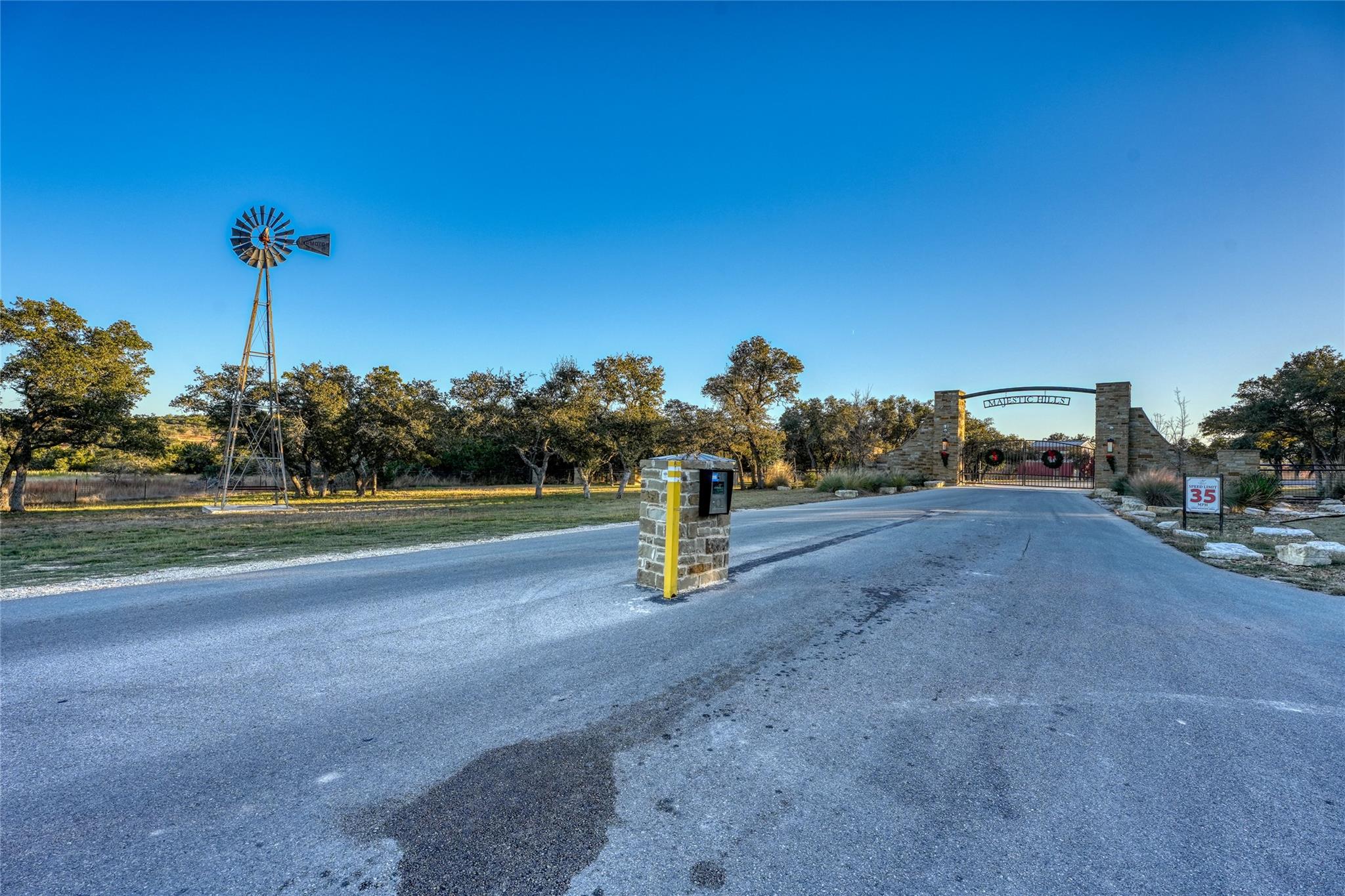 137 Falling Oak Dr Dr, Blanco, TX 78606