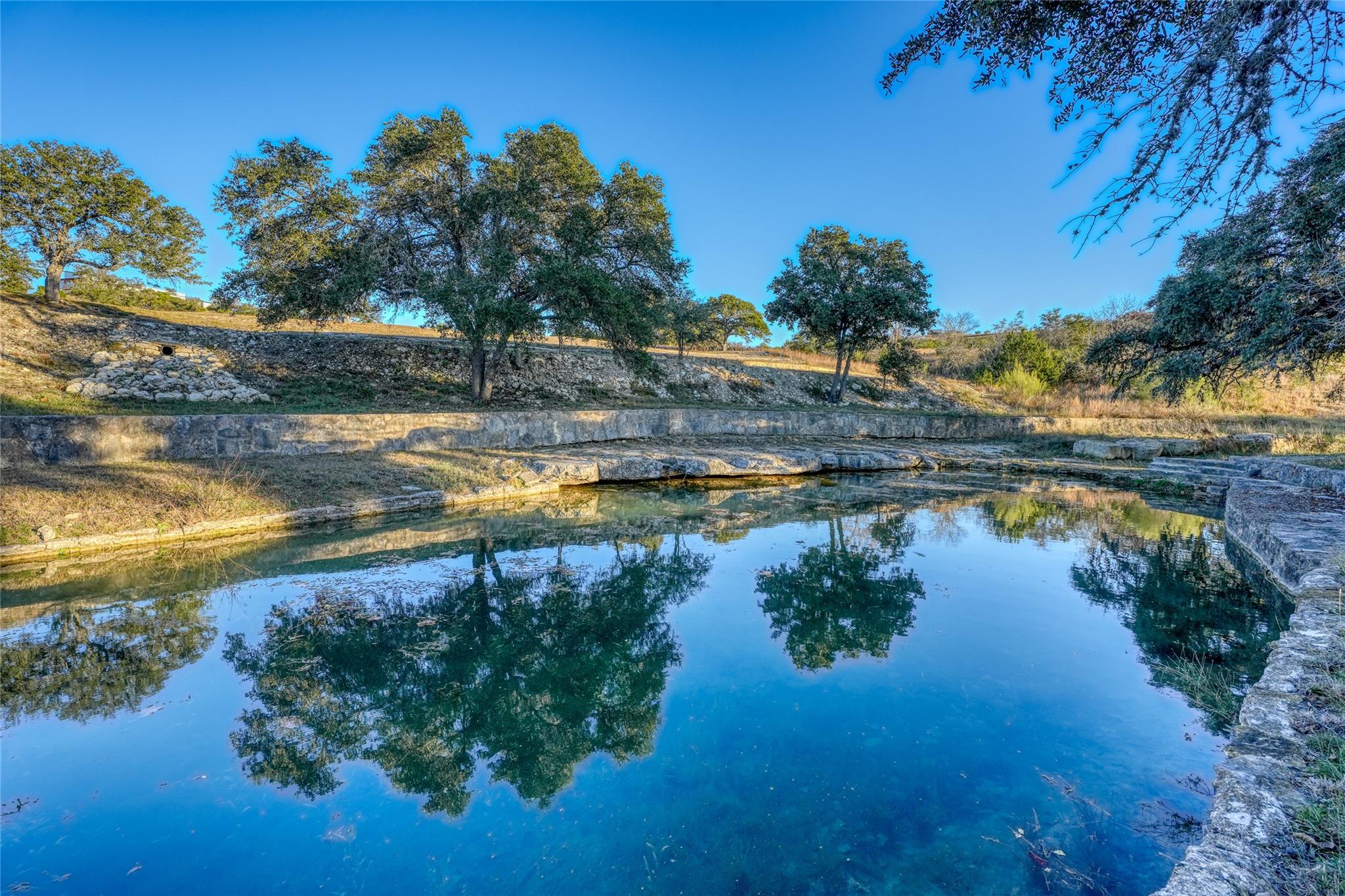 137 Falling Oak Dr Dr, Blanco, TX 78606