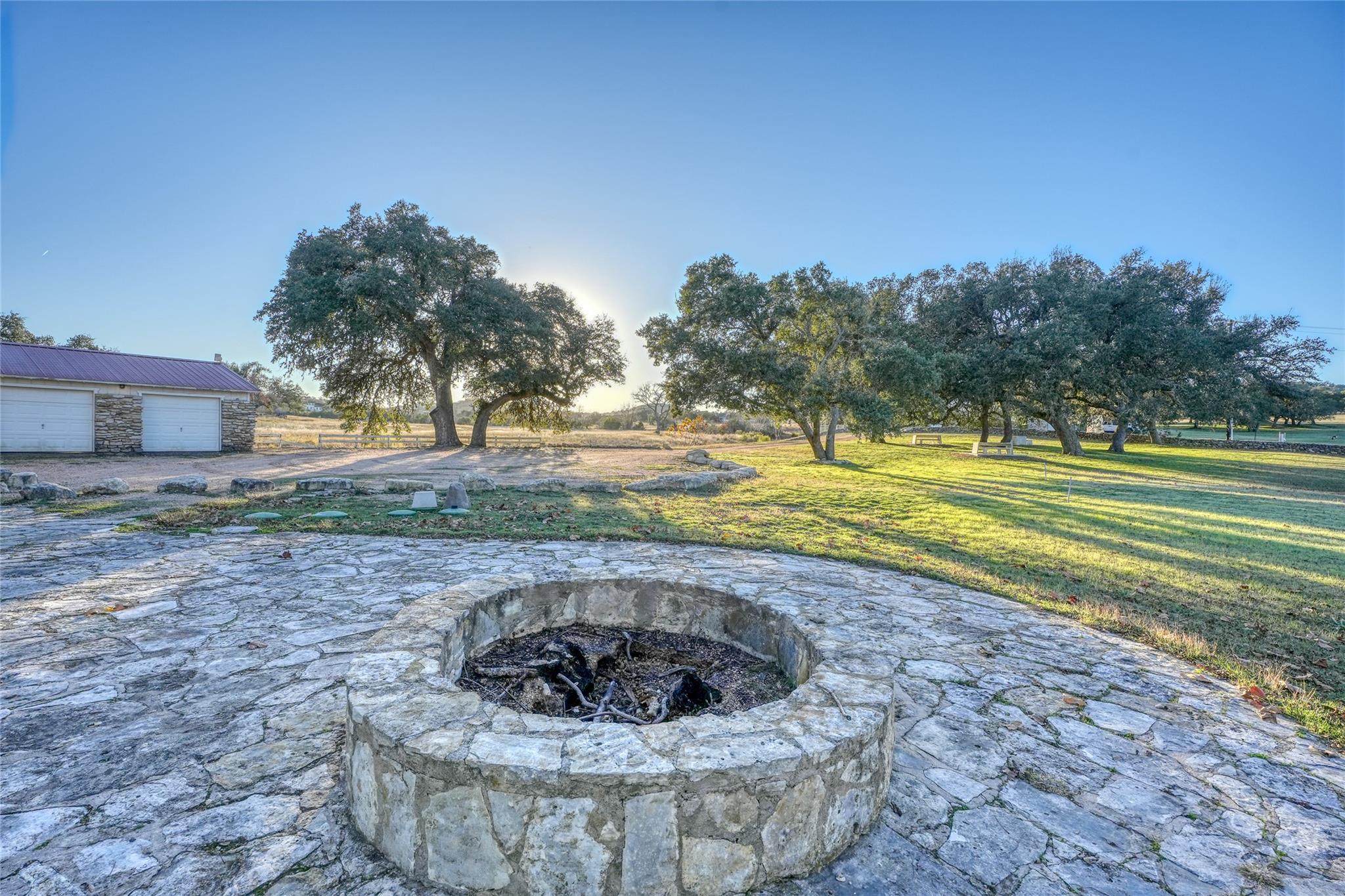 137 Falling Oak Dr Dr, Blanco, TX 78606